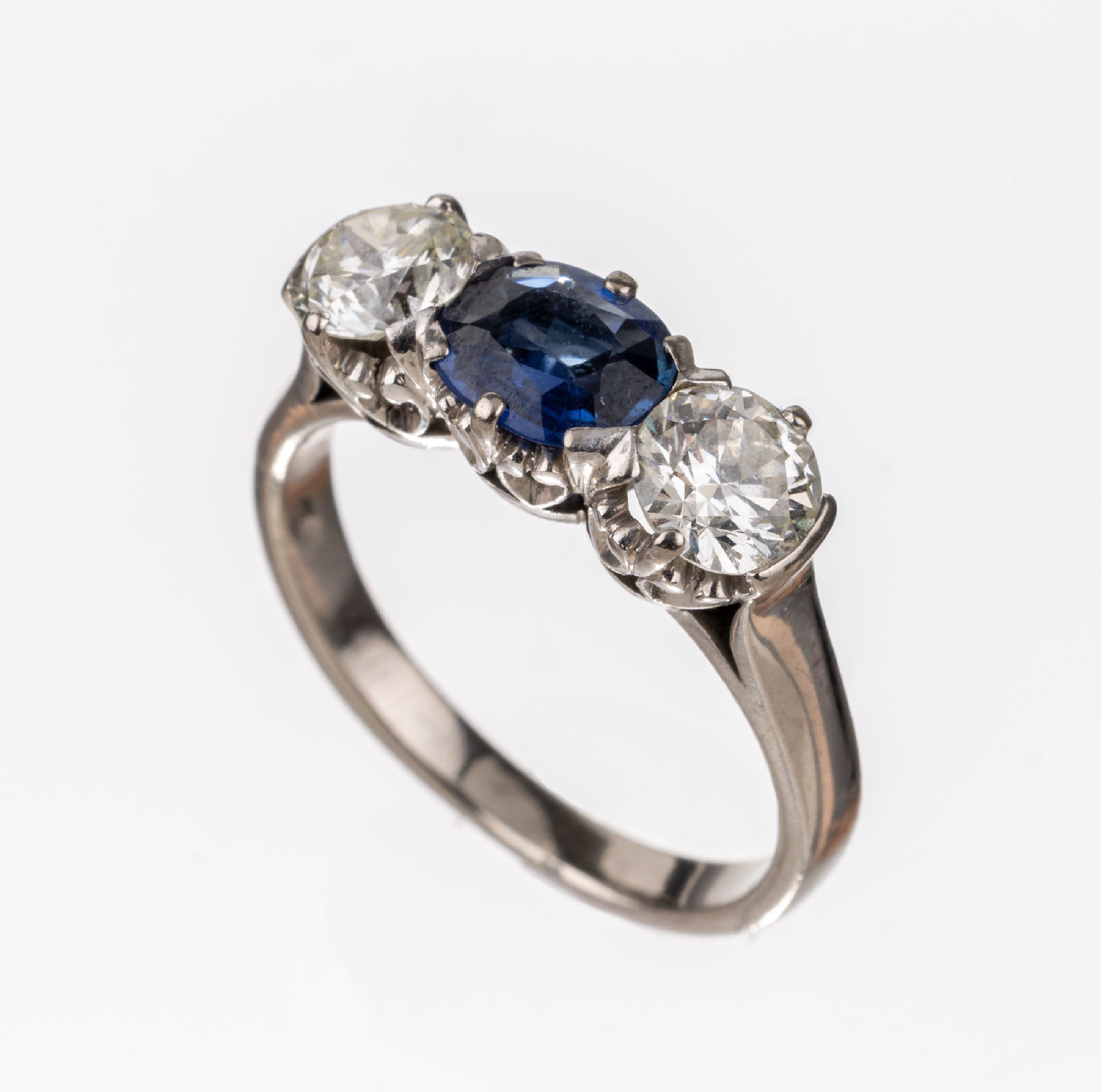 Detail a: 14 kt Gold Brillant-Saphir-Ring, WG 590/000, 2 Brillanten zus. ca. 1.05 ct Weiß-l.get.Weiß/vs-si, 1 ovalfacett. Saphir ca. 0.70 ct, RW 53, ca. 4.0 ...