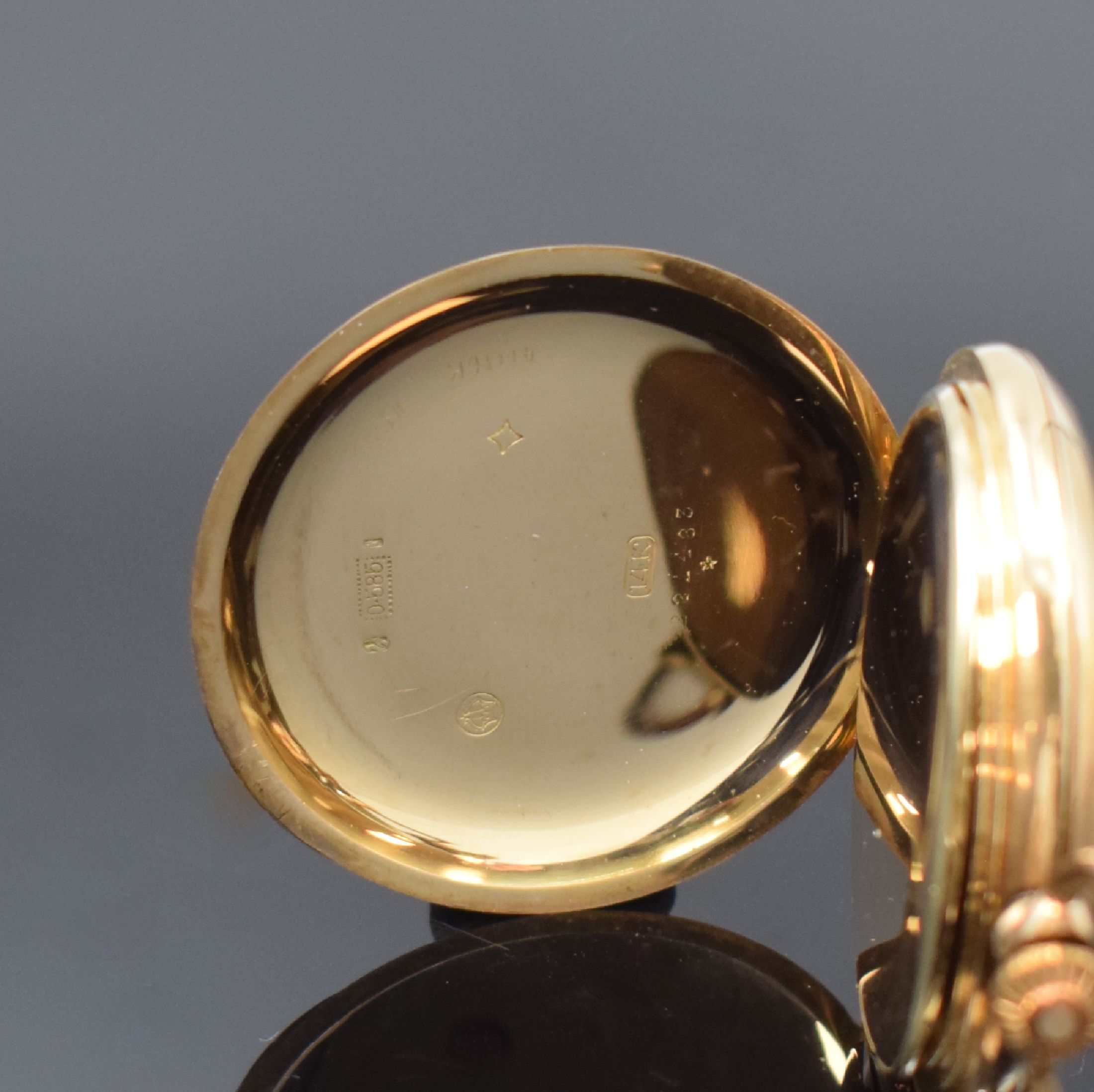 Detail b: SAVONETTE in RoseG 585/000, Schweiz um 1910, 3-Deckel Goldgeh., Emailzifferbl. m. arab. Zahlen, gold. Zeiger, verg. Werk, Schr.-Unr., Breguet-Sp., D. ...