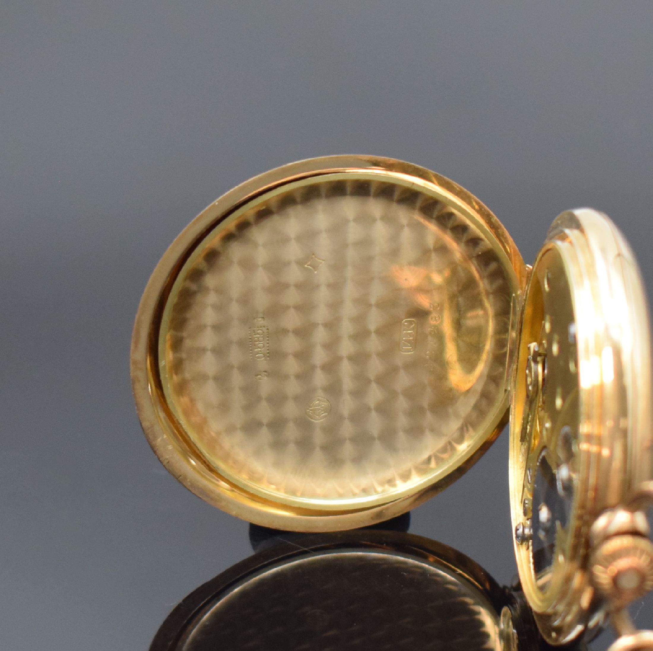 Detail d: SAVONETTE in RoseG 585/000, Schweiz um 1910, 3-Deckel Goldgeh., Emailzifferbl. m. arab. Zahlen, gold. Zeiger, verg. Werk, Schr.-Unr., Breguet-Sp., D. ...