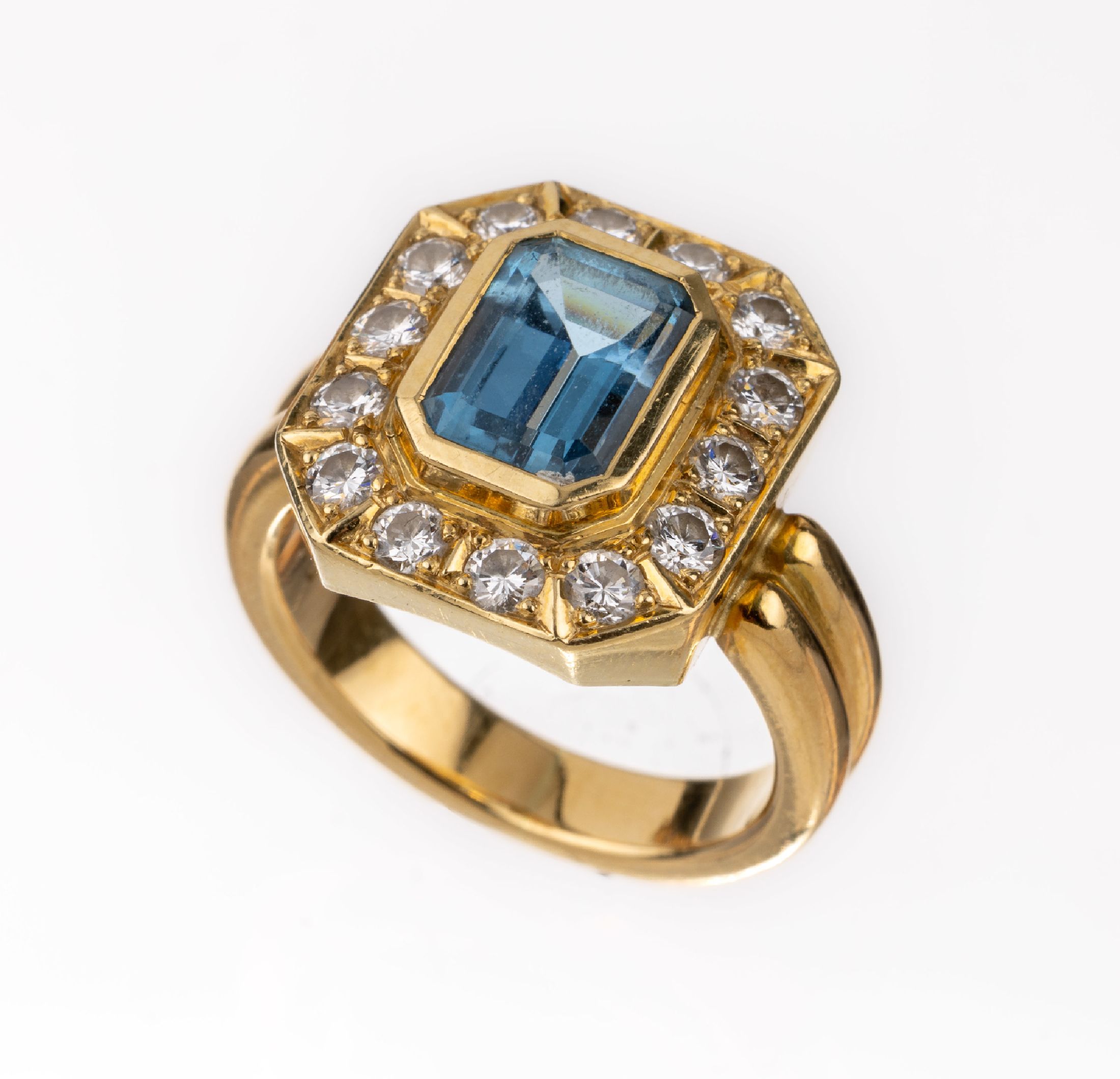 Detail a: 18 kt Gold Aquamarin-Brillant-Ring, GG 750/000, qualitätvolle Arbeit, mittig Aquamarin im Treppenschliff von sehr schöner und intensiver Farbe ca. ...
