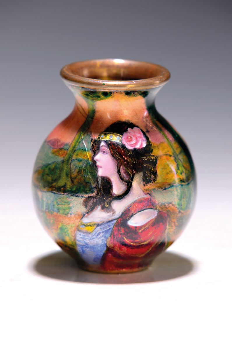 Kleine Emailvase, Frankreich, um 1900, qualitätvolle Darstellung einer Jugendstil- Dame im Halbprofil, zartes Inkarnat, Kopfschmuck mit Rose, im ...