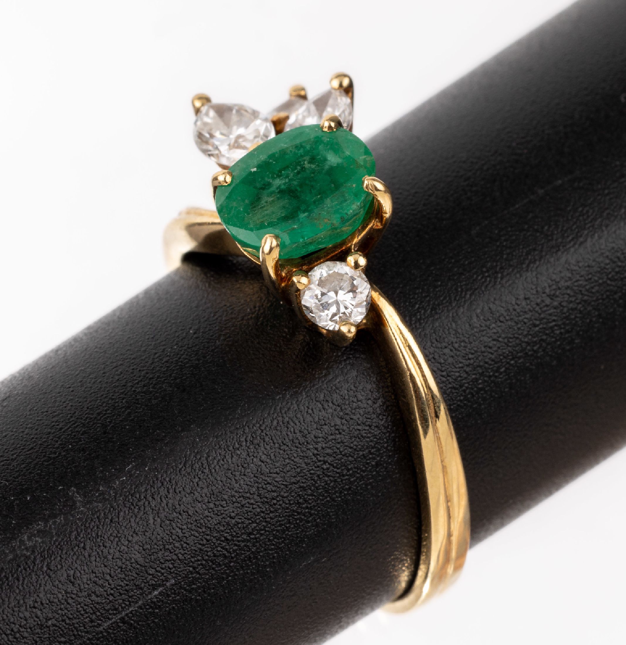 18 kt Gold Smaragd-Diamant-Ring, GG 750/000, 1 ovalfacett. Smaragd ca. 1.00 ct, 1 Brillant und 3 Diamantnavettes zus. ca. 1.00 ct Weiß/si, RW 59, ...