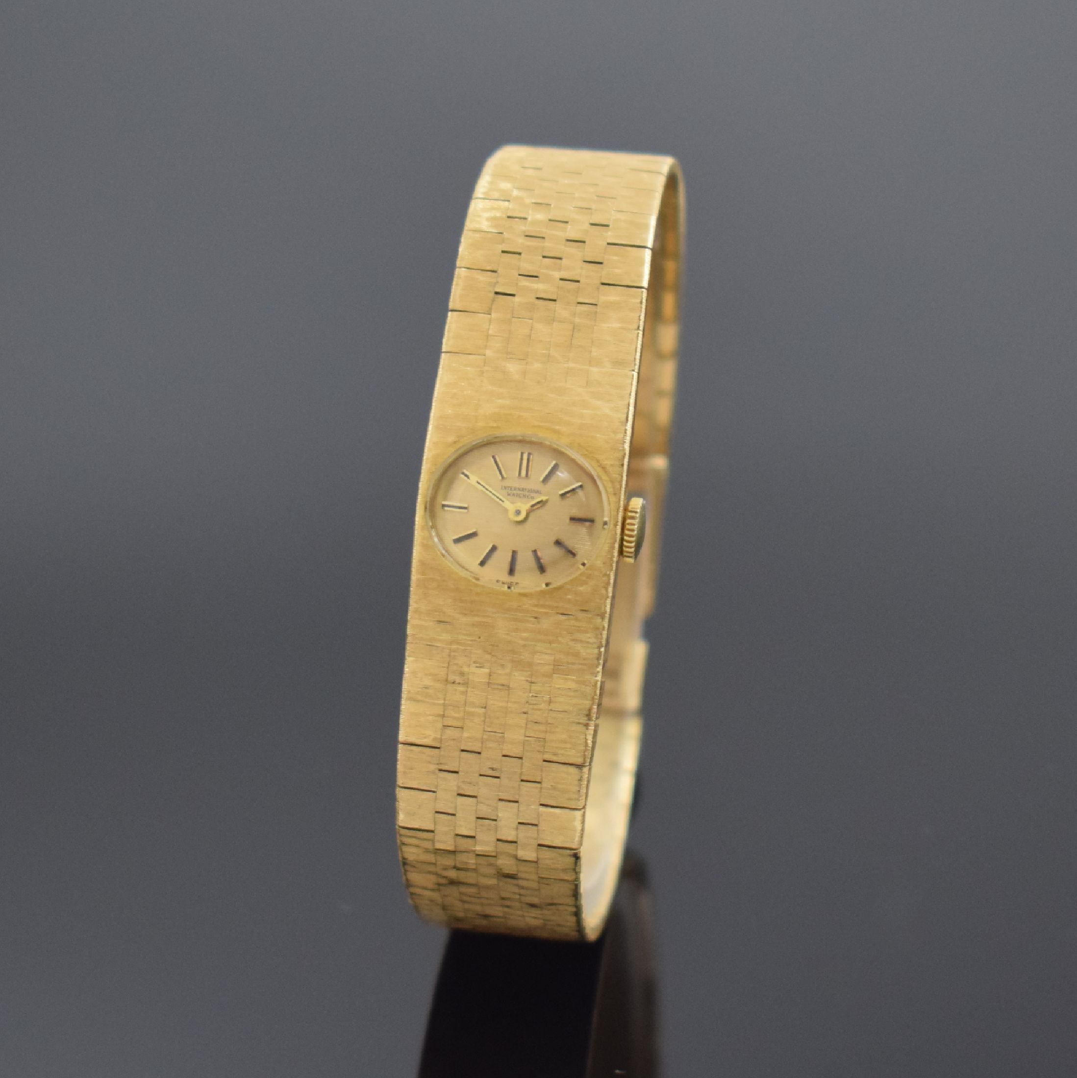 IWC Damenarmbanduhr in GG 750/000 mit Kaliber 431, Schweiz um 1965, Handaufzug, 2-teil. Geh., Boden aufgedr., gold. Zifferbl. m. aufges. Std.-Ind., ...