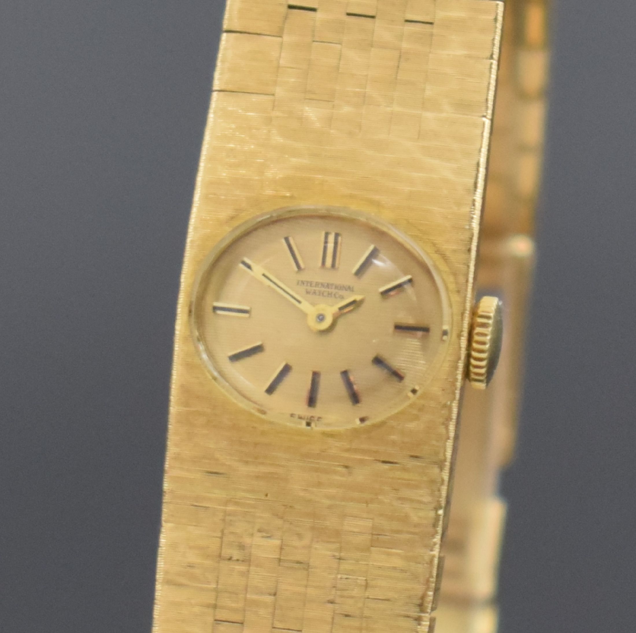 Detail a: IWC Damenarmbanduhr in GG 750/000 mit Kaliber 431, Schweiz um 1965, Handaufzug, 2-teil. Geh., Boden aufgedr., gold. Zifferbl. m. aufges. Std.-Ind., ...