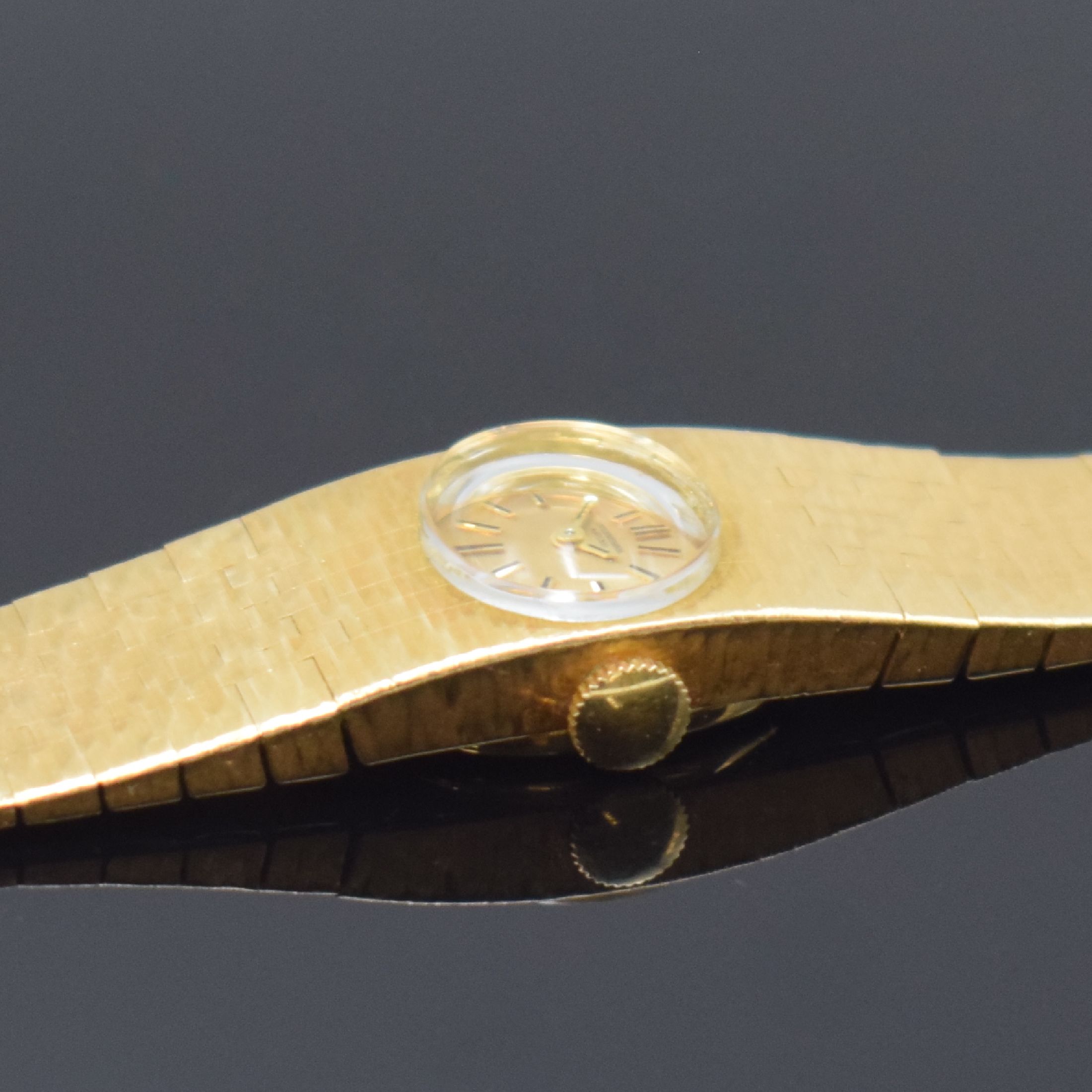 Detail d: IWC Damenarmbanduhr in GG 750/000 mit Kaliber 431, Schweiz um 1965, Handaufzug, 2-teil. Geh., Boden aufgedr., gold. Zifferbl. m. aufges. Std.-Ind., ...