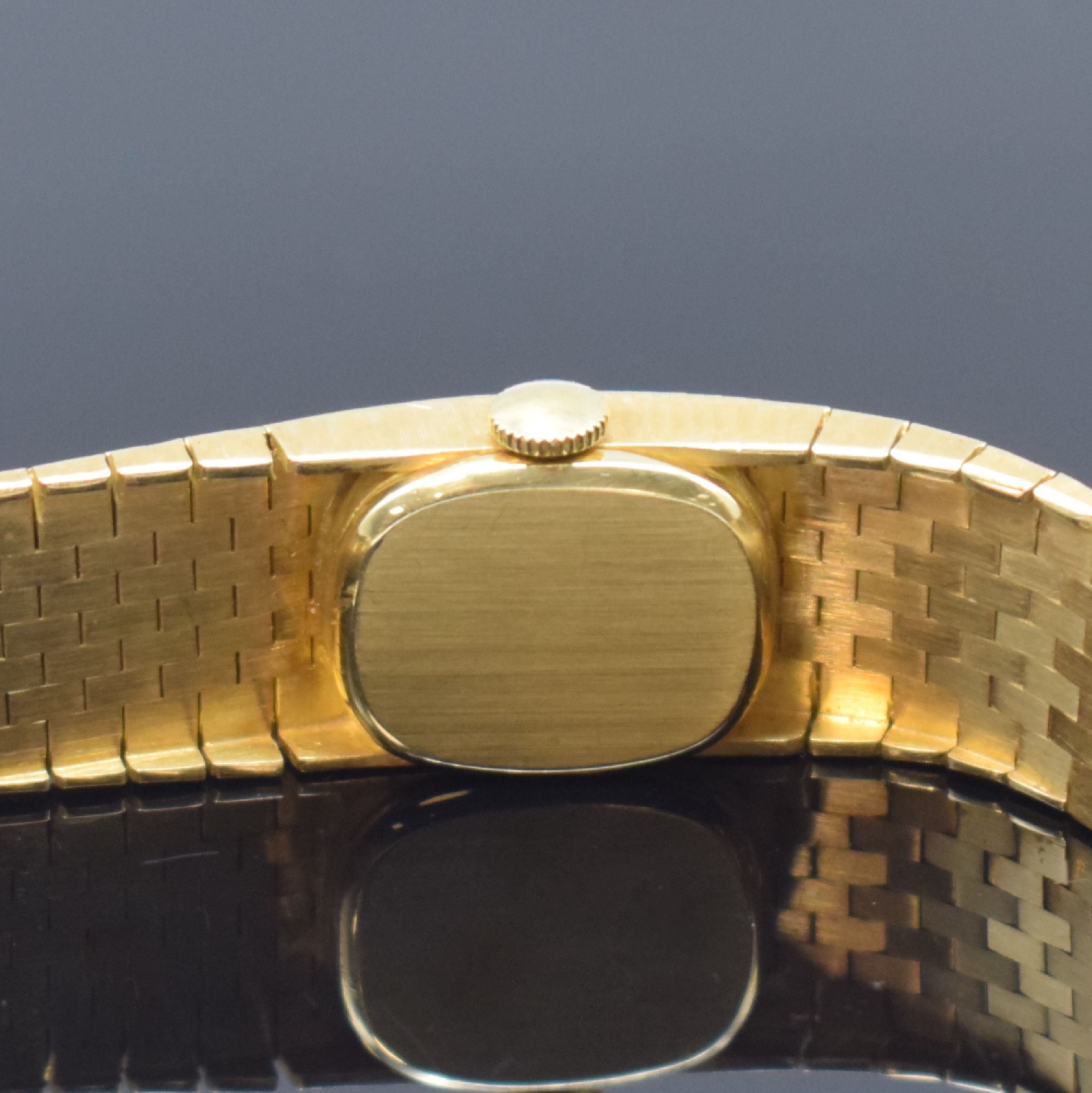 Detail e: IWC Damenarmbanduhr in GG 750/000 mit Kaliber 431, Schweiz um 1965, Handaufzug, 2-teil. Geh., Boden aufgedr., gold. Zifferbl. m. aufges. Std.-Ind., ...