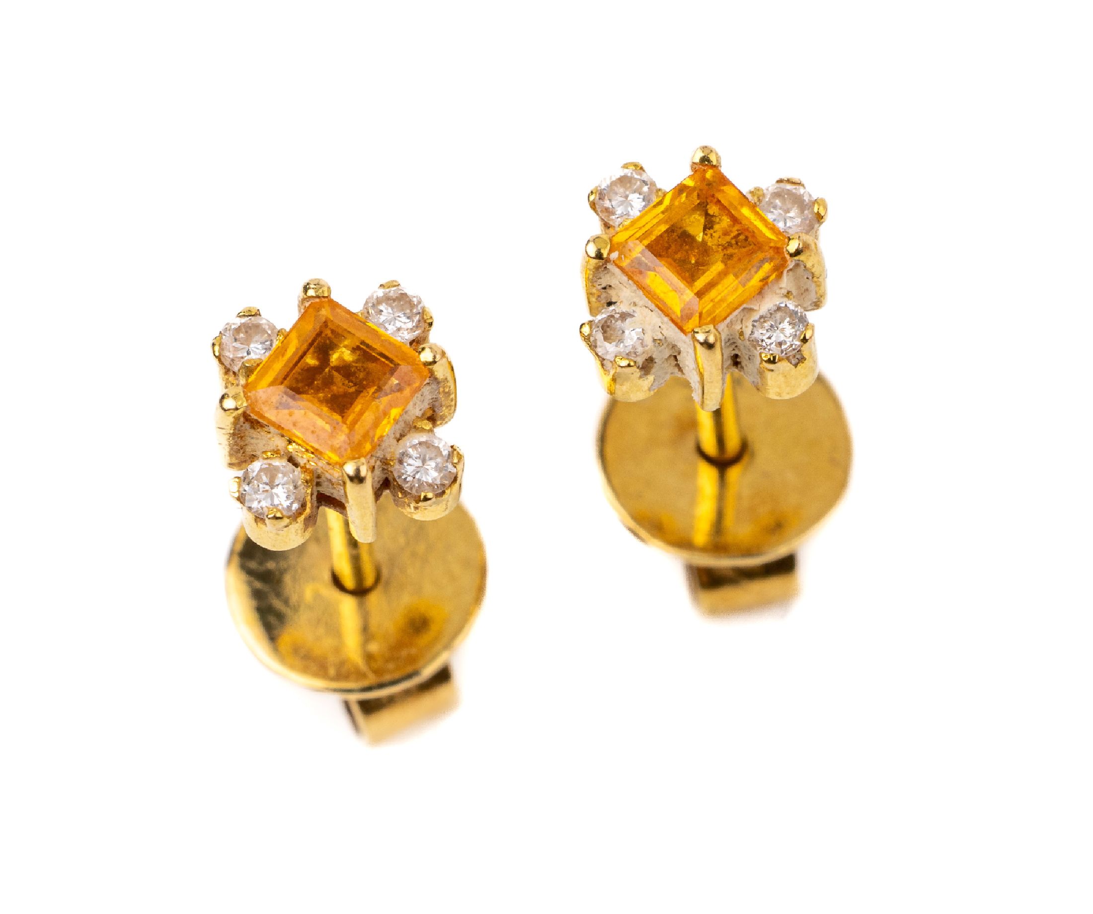 18 kt Gold Brillant-Saphir-Ohrstecker, GG 750/000, 8 Brillanten zus. ca. 0.15 ct Weiß/si, 2 gelbe Saphire im Treppenschliff ca.0.30 ct, sollte ...