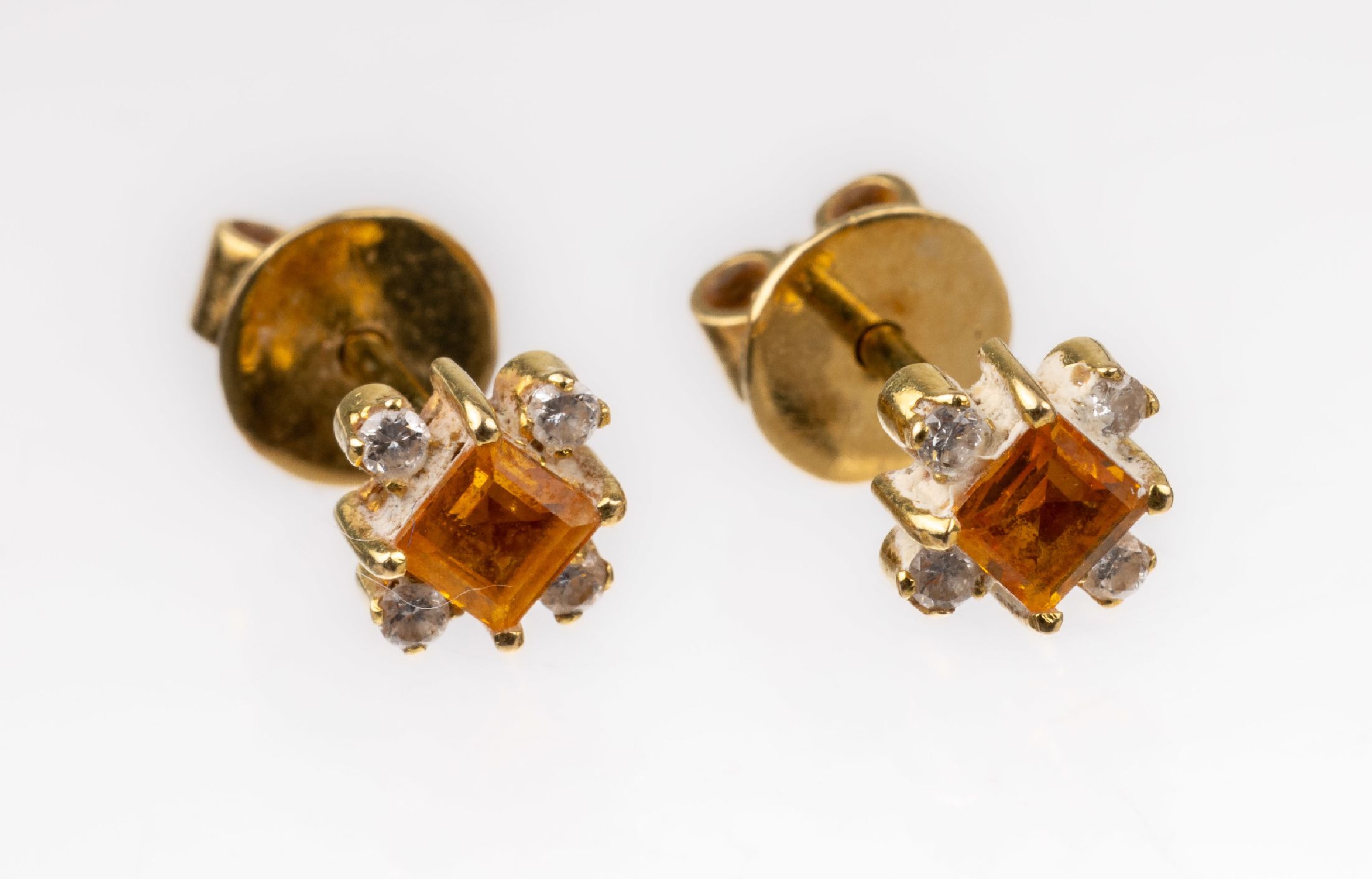 Detail a: 18 kt Gold Brillant-Saphir-Ohrstecker, GG 750/000, 8 Brillanten zus. ca. 0.15 ct Weiß/si, 2 gelbe Saphire im Treppenschliff ca.0.30 ct, sollte ...