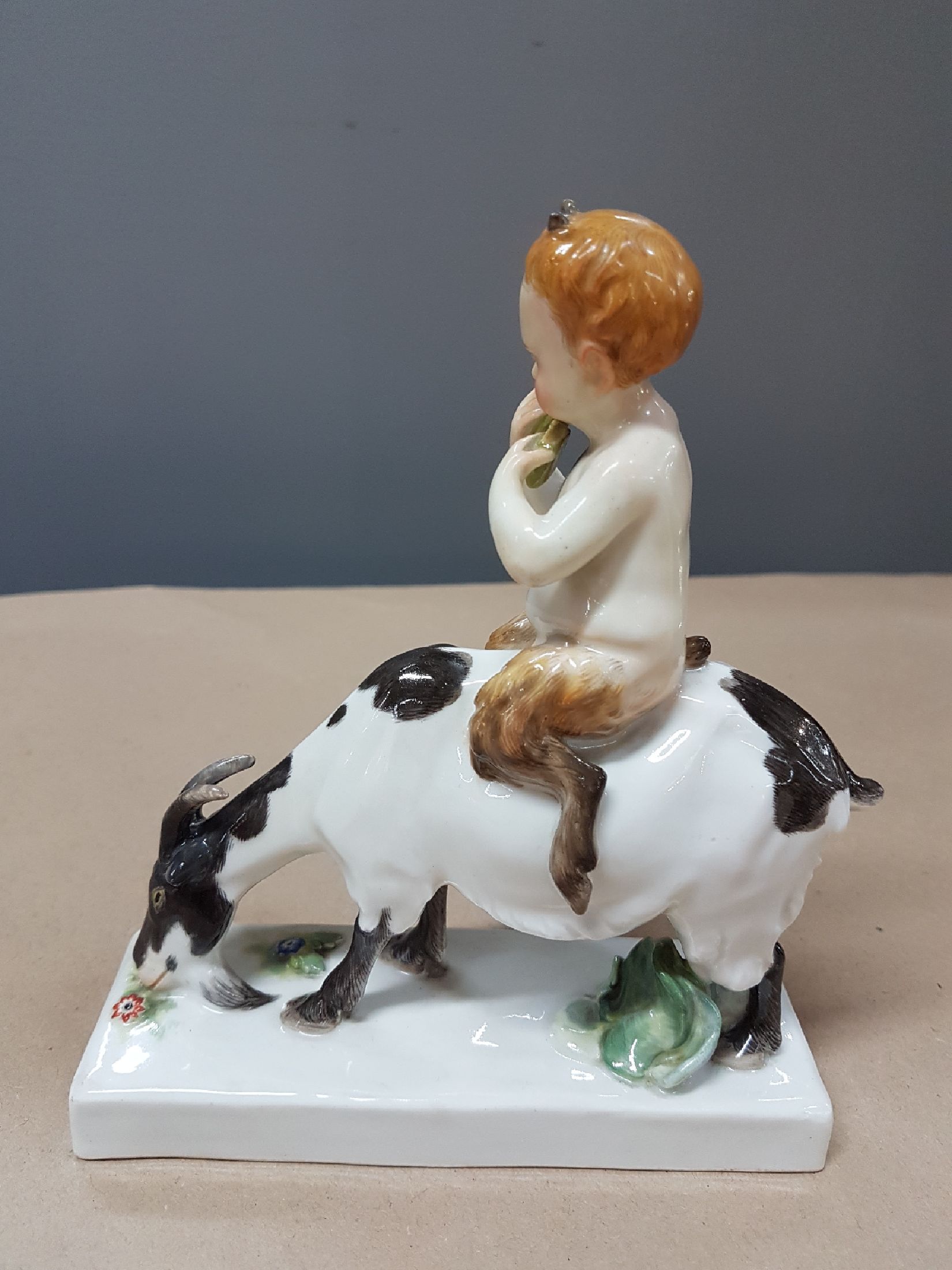 Detail b: Jugendstilfigur, Meissen, bis 1924, Knaufschwerter, Entwurf Emmerich Oehler, Modellnr. Z 200, Faun auf einer Ziege reitend, polychrom bemalt, ...