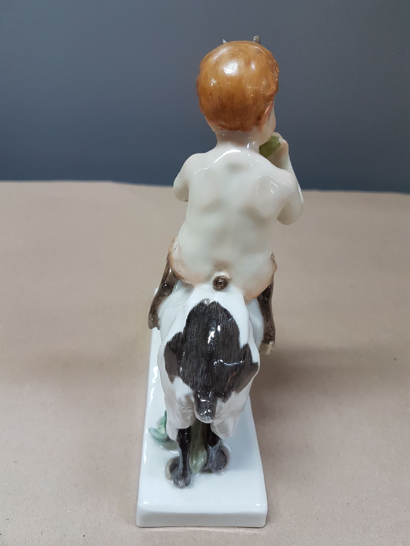 Detail c: Jugendstilfigur, Meissen, bis 1924, Knaufschwerter, Entwurf Emmerich Oehler, Modellnr. Z 200, Faun auf einer Ziege reitend, polychrom bemalt, ...