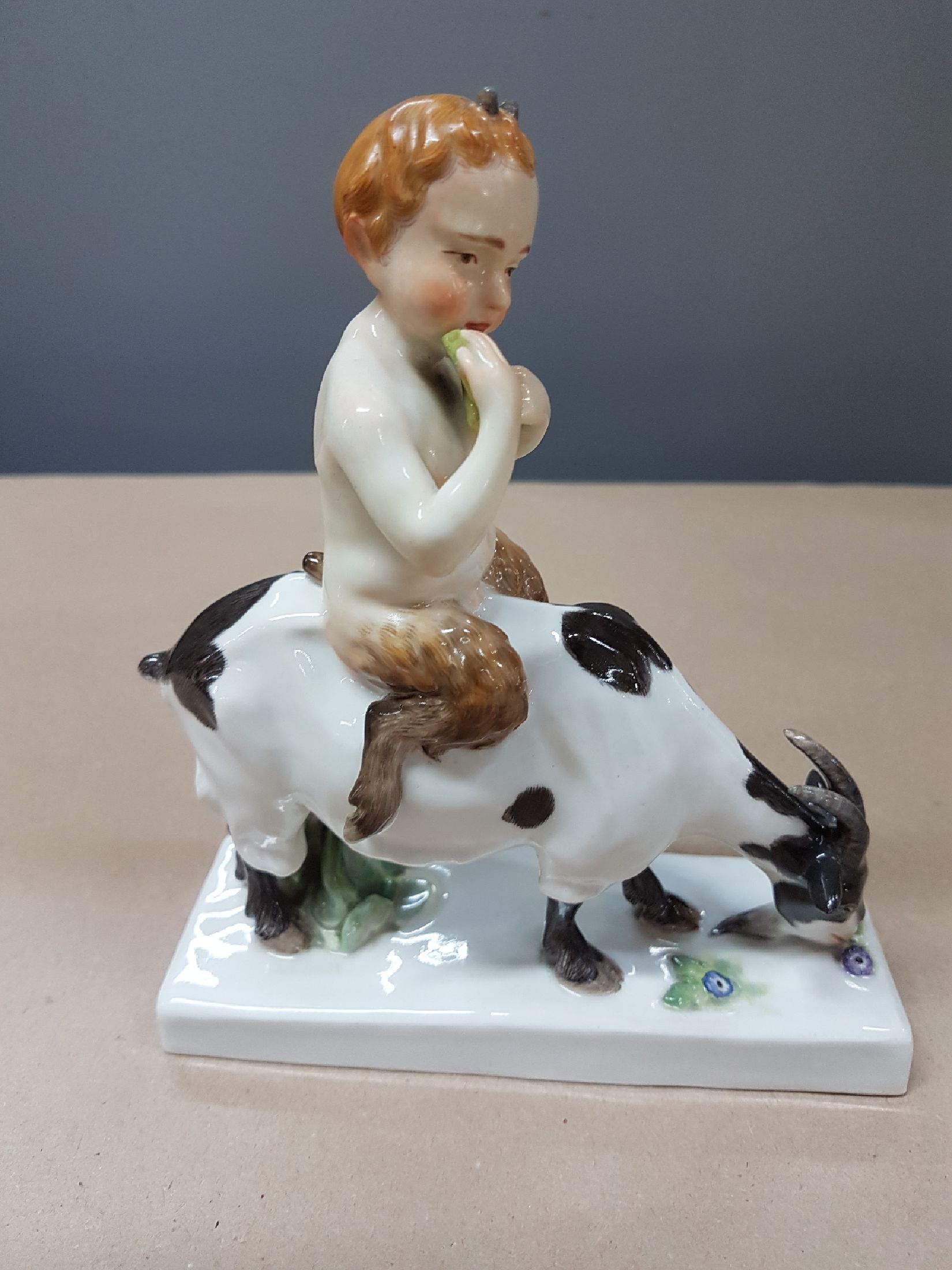Detail d: Jugendstilfigur, Meissen, bis 1924, Knaufschwerter, Entwurf Emmerich Oehler, Modellnr. Z 200, Faun auf einer Ziege reitend, polychrom bemalt, ...