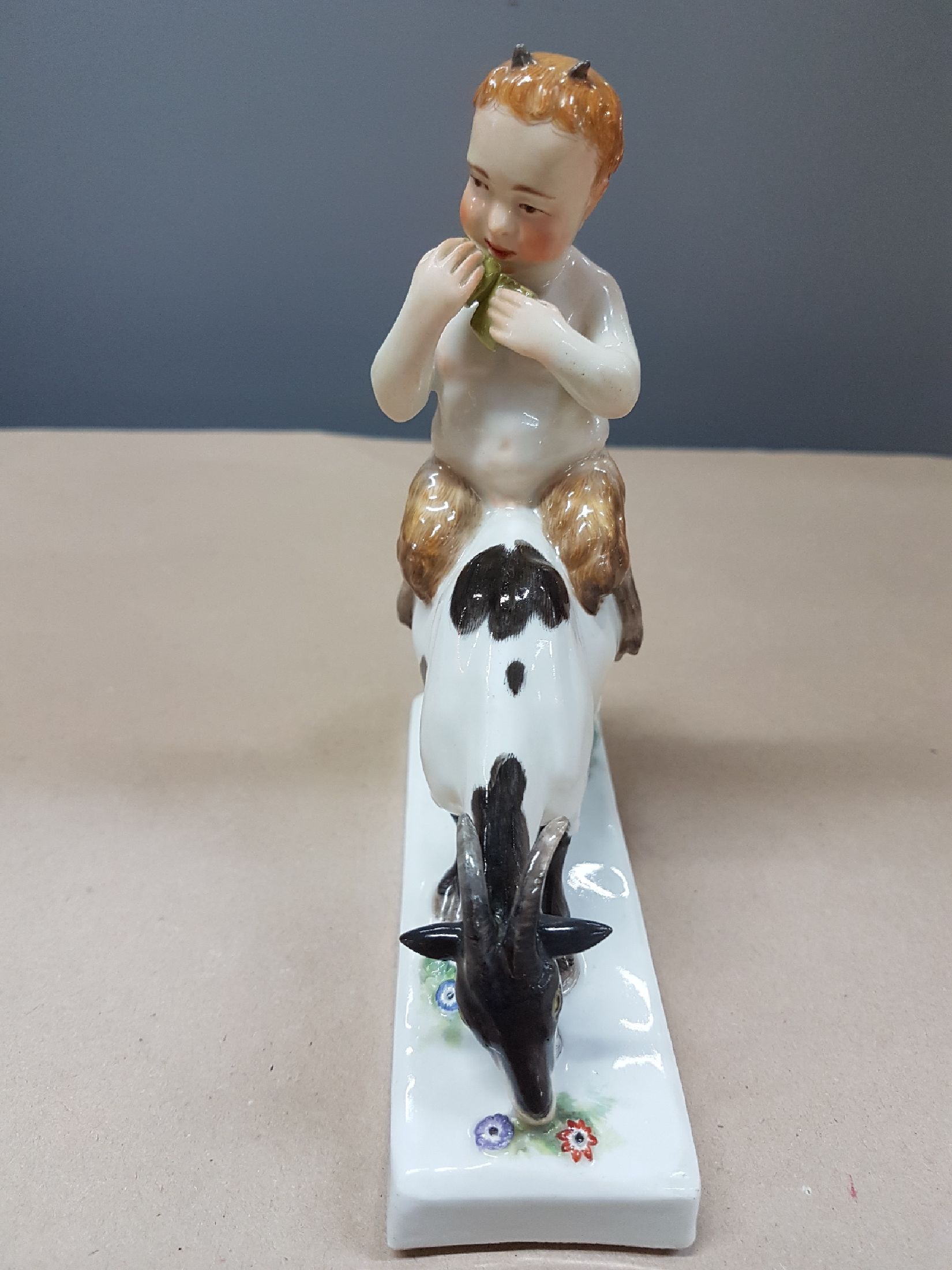 Detail e: Jugendstilfigur, Meissen, bis 1924, Knaufschwerter, Entwurf Emmerich Oehler, Modellnr. Z 200, Faun auf einer Ziege reitend, polychrom bemalt, ...