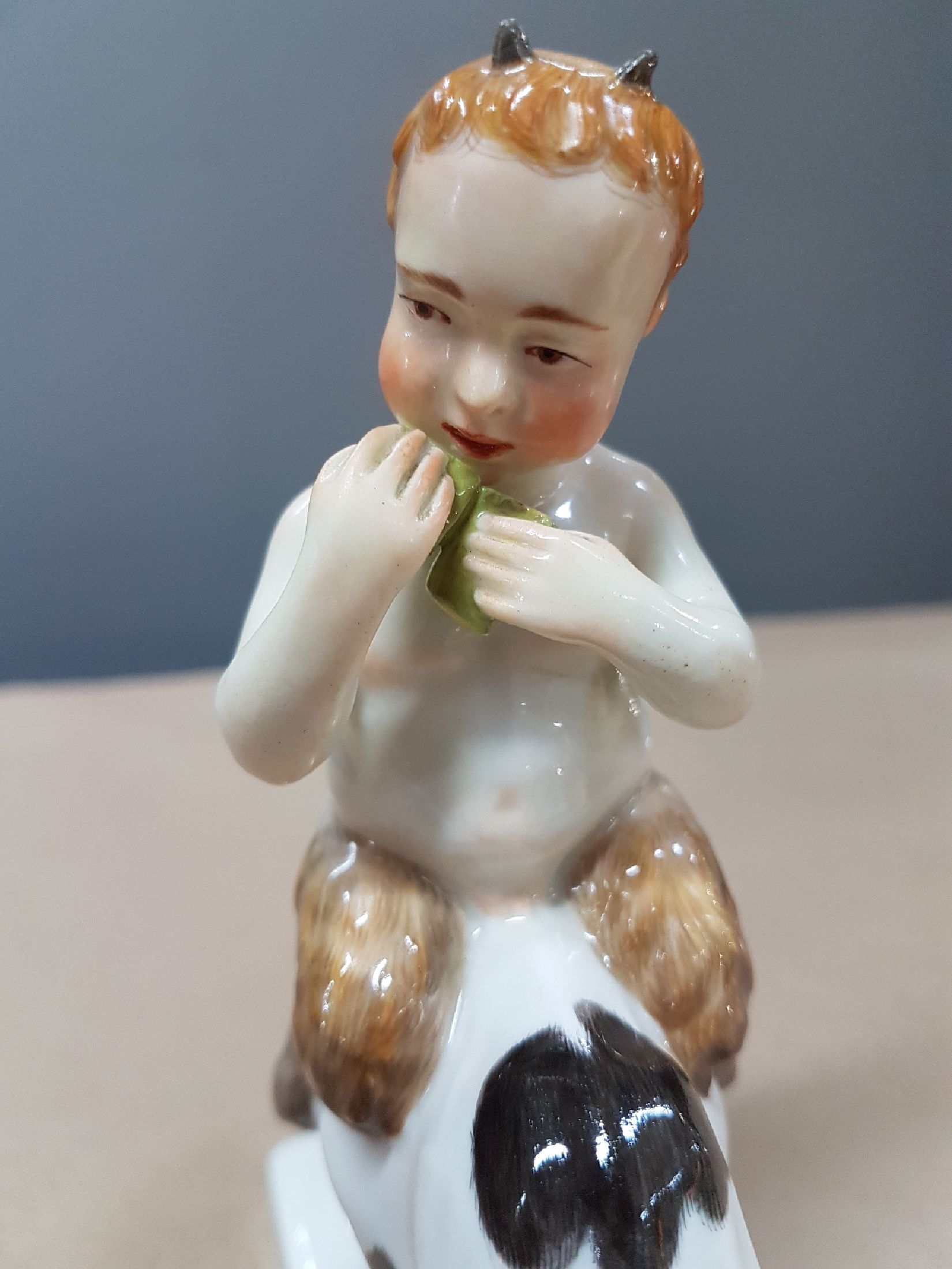 Detail f: Jugendstilfigur, Meissen, bis 1924, Knaufschwerter, Entwurf Emmerich Oehler, Modellnr. Z 200, Faun auf einer Ziege reitend, polychrom bemalt, ...
