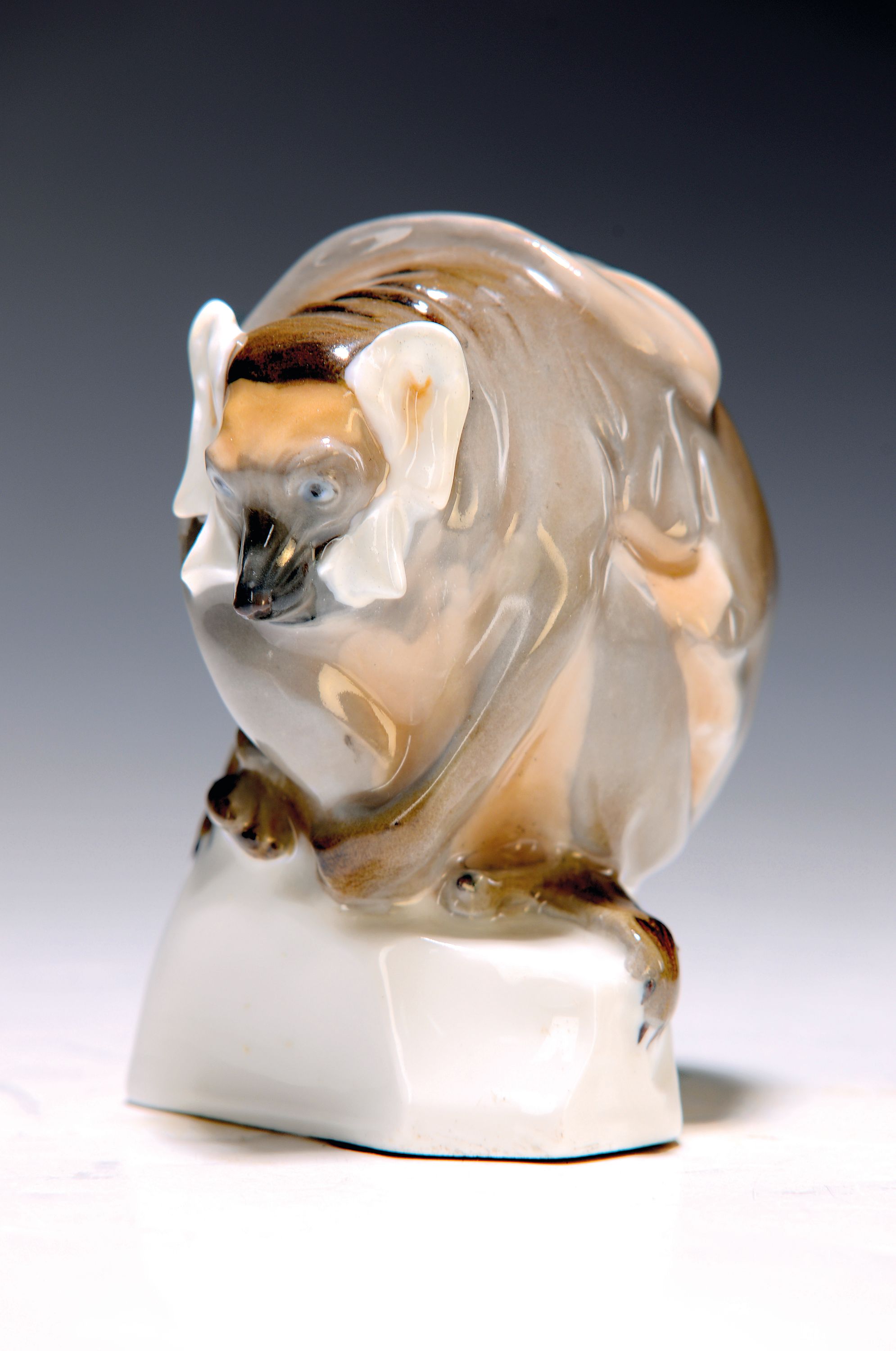 Jugendstilfigur, Meissen, Entwurf P. Walther um 1905, vor 1924, Porzellan, "Makiaäffchen", Bossierernummer 39, Modellnr. W 140, ca. 10 x 8 ...