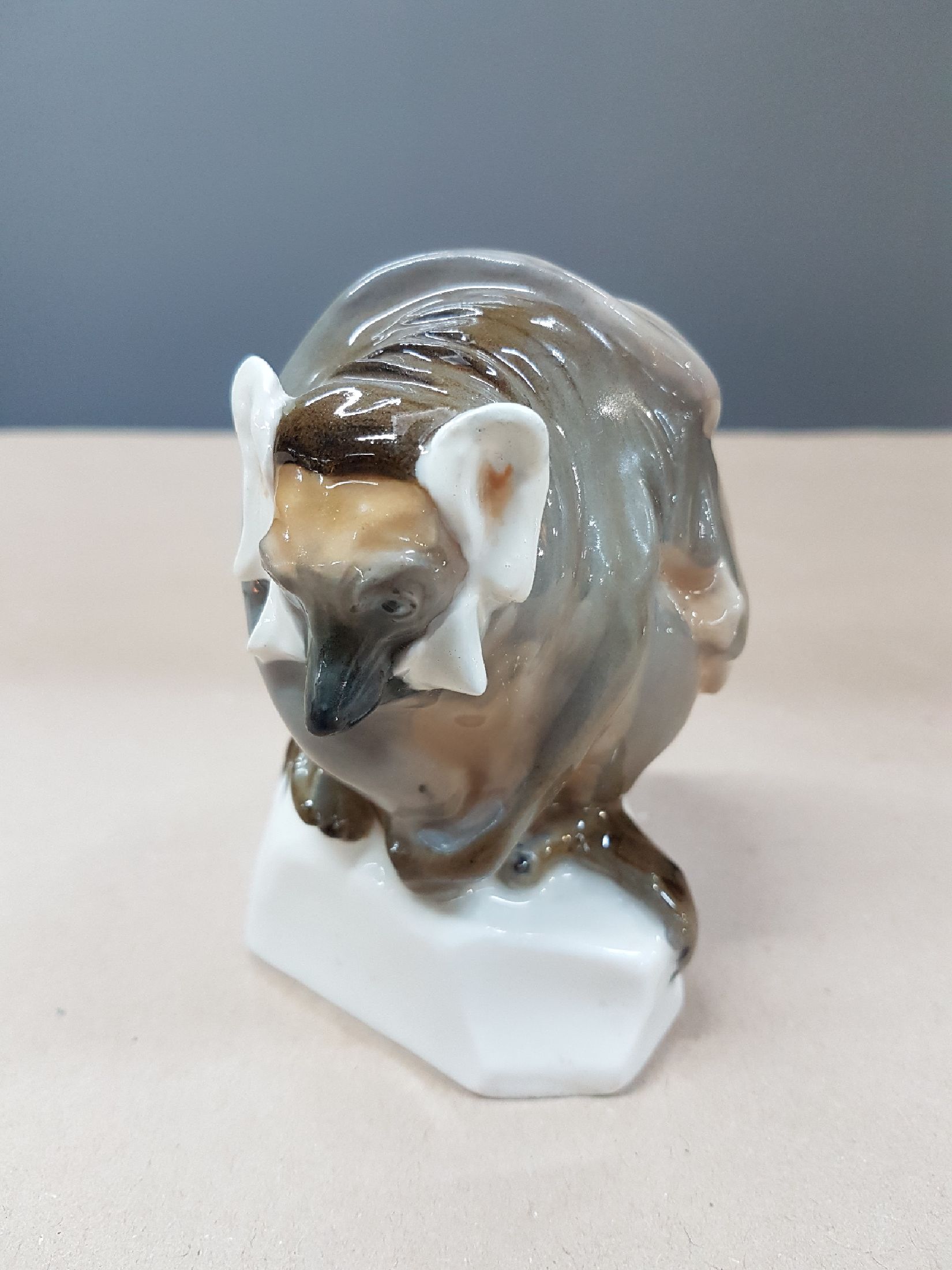 Detail a: Jugendstilfigur, Meissen, Entwurf P. Walther um 1905, vor 1924, Porzellan, "Makiaäffchen", Bossierernummer 39, Modellnr. W 140, ca. 10 x 8 ...