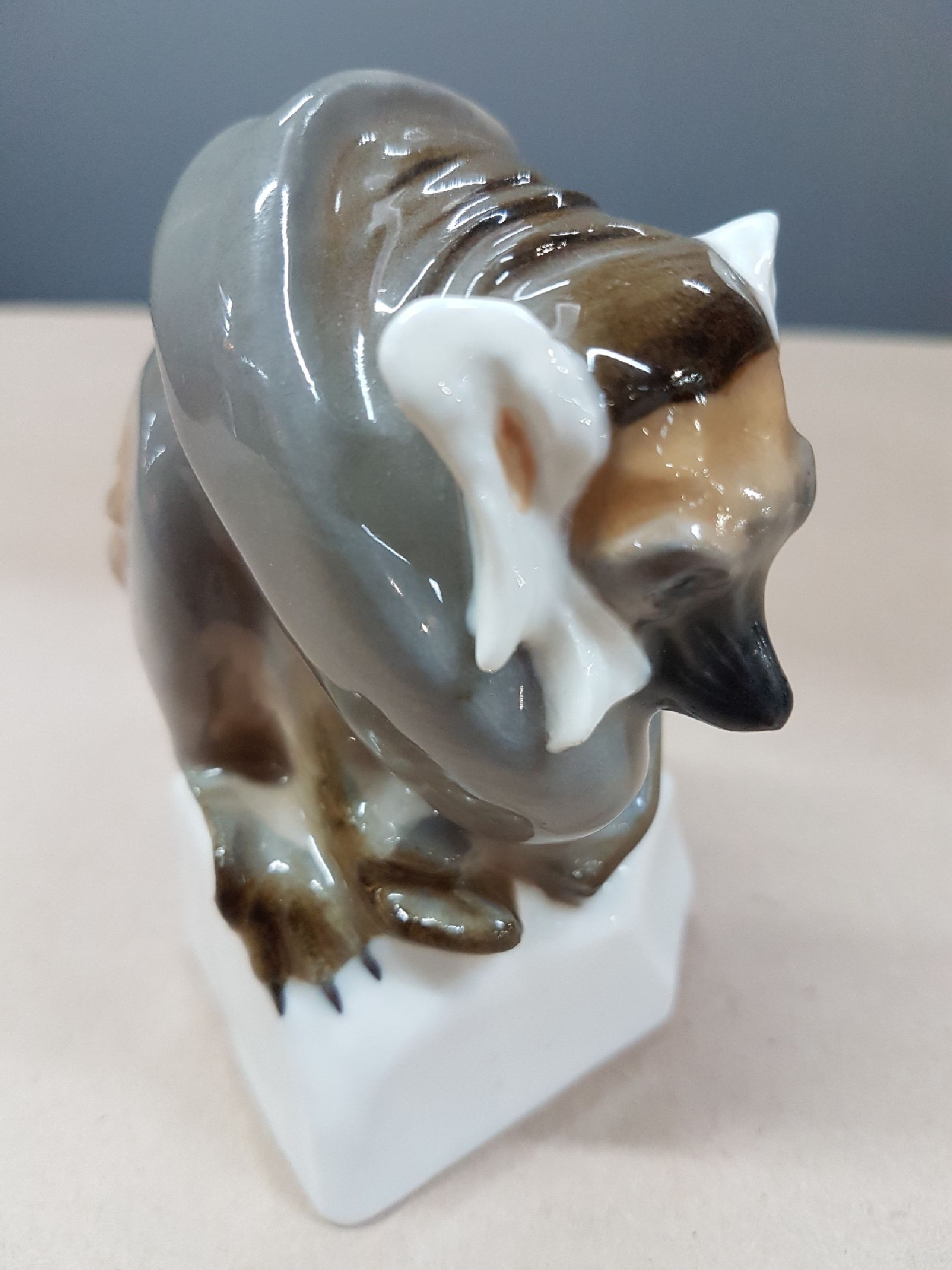 Detail d: Jugendstilfigur, Meissen, Entwurf P. Walther um 1905, vor 1924, Porzellan, "Makiaäffchen", Bossierernummer 39, Modellnr. W 140, ca. 10 x 8 ...