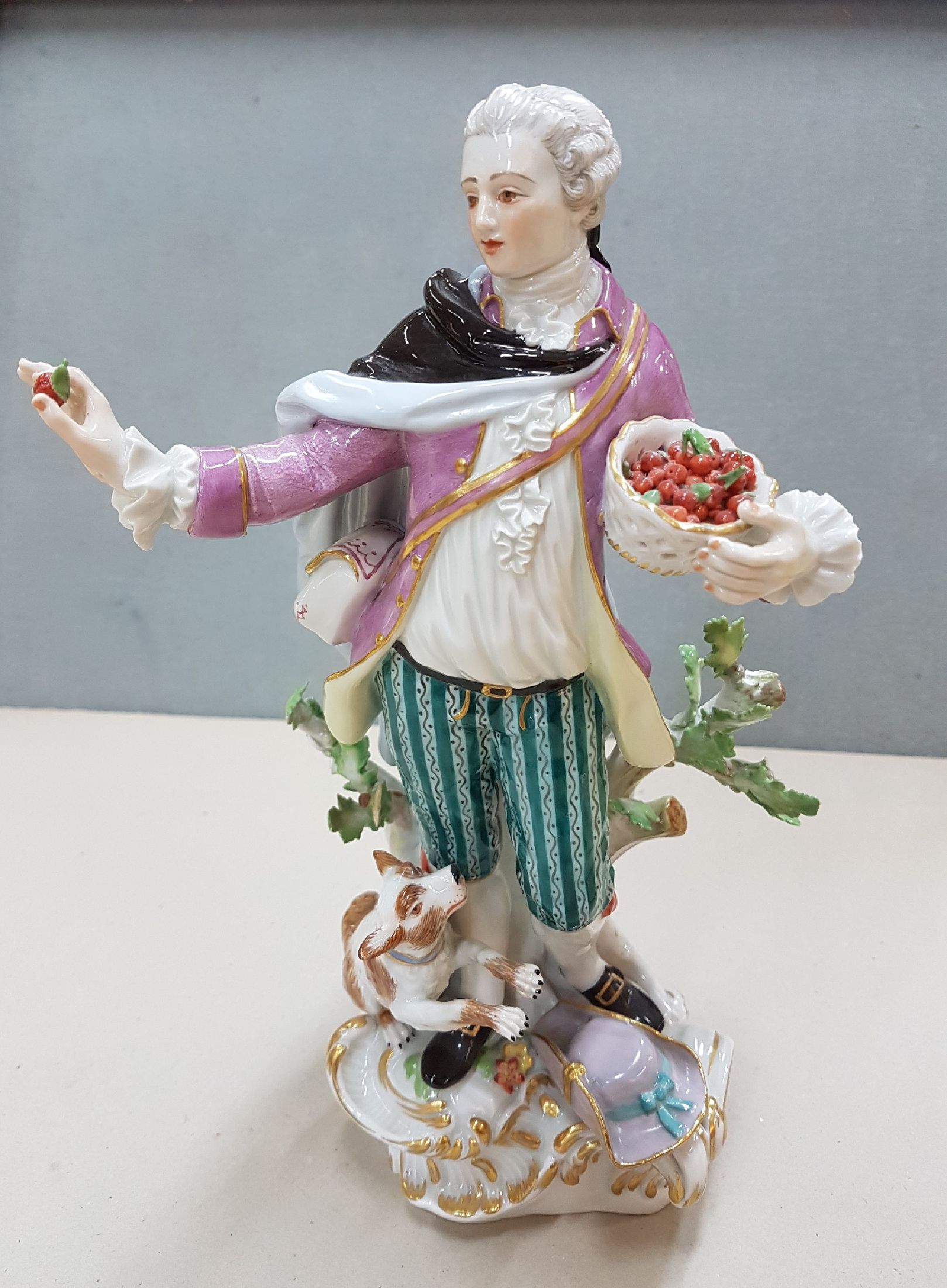 Detail a: Große Porzellanfigur, Meissen, 2. Hälfte 20. Jh., Schäfer mit Hund, Obstkorb und Tasche, Entwurf J.J. Kaendler, großer Schäfer mit Kirschen, auf ...