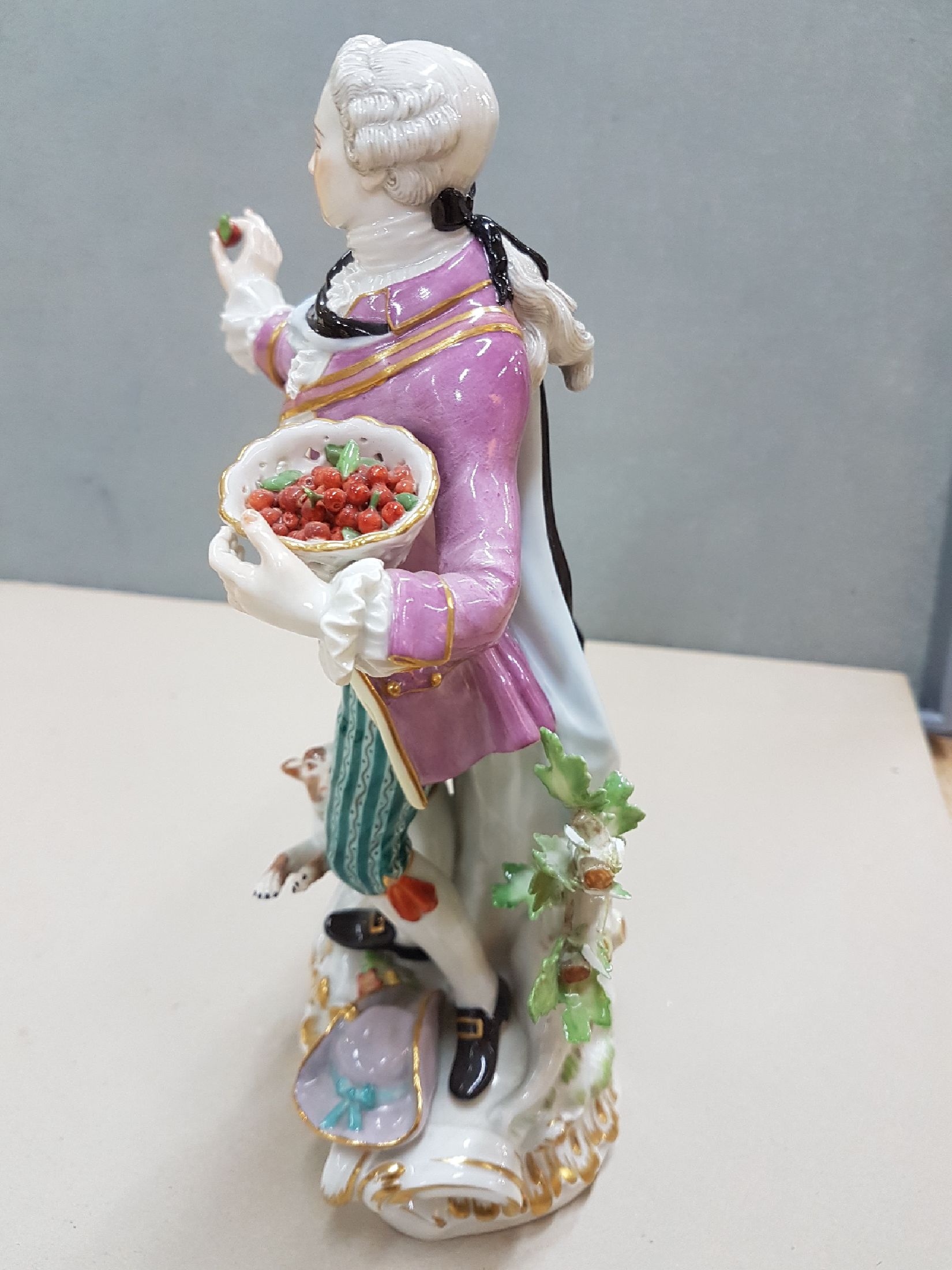 Detail b: Große Porzellanfigur, Meissen, 2. Hälfte 20. Jh., Schäfer mit Hund, Obstkorb und Tasche, Entwurf J.J. Kaendler, großer Schäfer mit Kirschen, auf ...