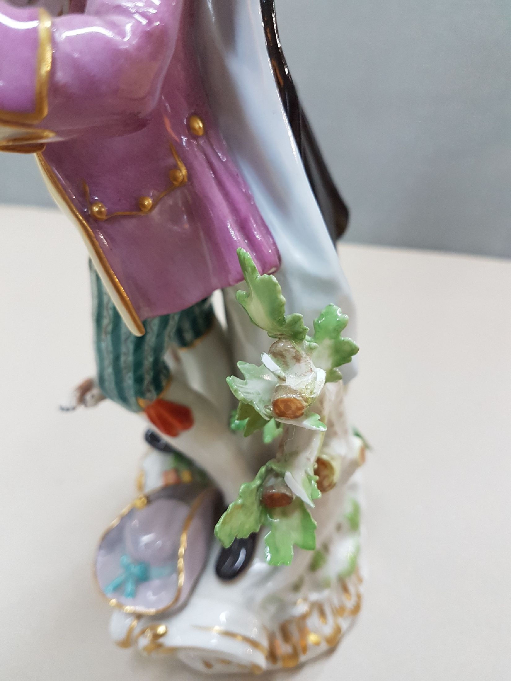 Detail c: Große Porzellanfigur, Meissen, 2. Hälfte 20. Jh., Schäfer mit Hund, Obstkorb und Tasche, Entwurf J.J. Kaendler, großer Schäfer mit Kirschen, auf ...