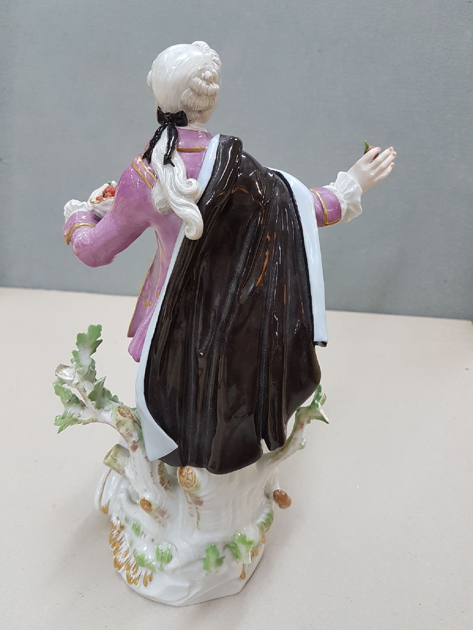 Detail d: Große Porzellanfigur, Meissen, 2. Hälfte 20. Jh., Schäfer mit Hund, Obstkorb und Tasche, Entwurf J.J. Kaendler, großer Schäfer mit Kirschen, auf ...