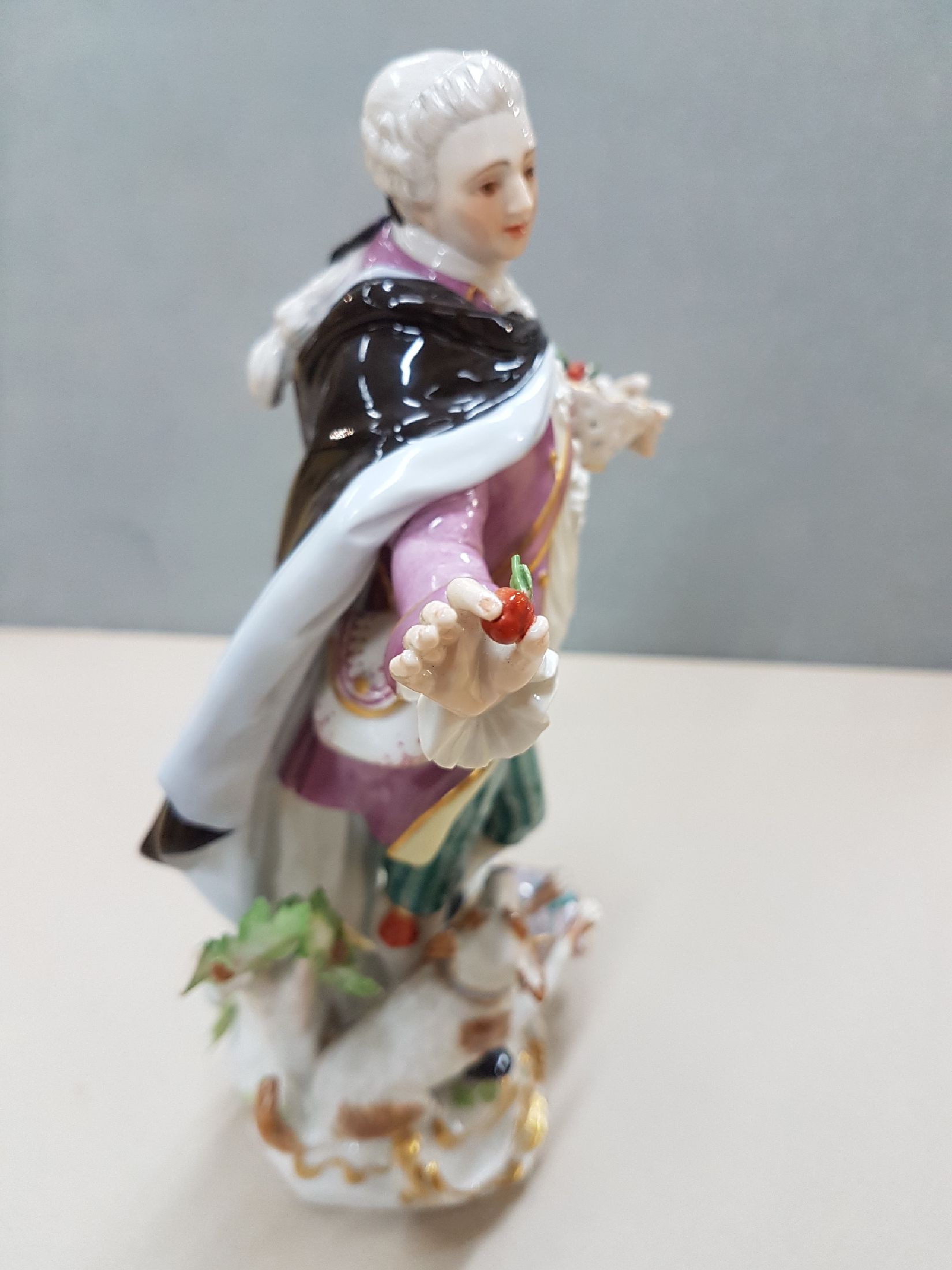 Detail e: Große Porzellanfigur, Meissen, 2. Hälfte 20. Jh., Schäfer mit Hund, Obstkorb und Tasche, Entwurf J.J. Kaendler, großer Schäfer mit Kirschen, auf ...