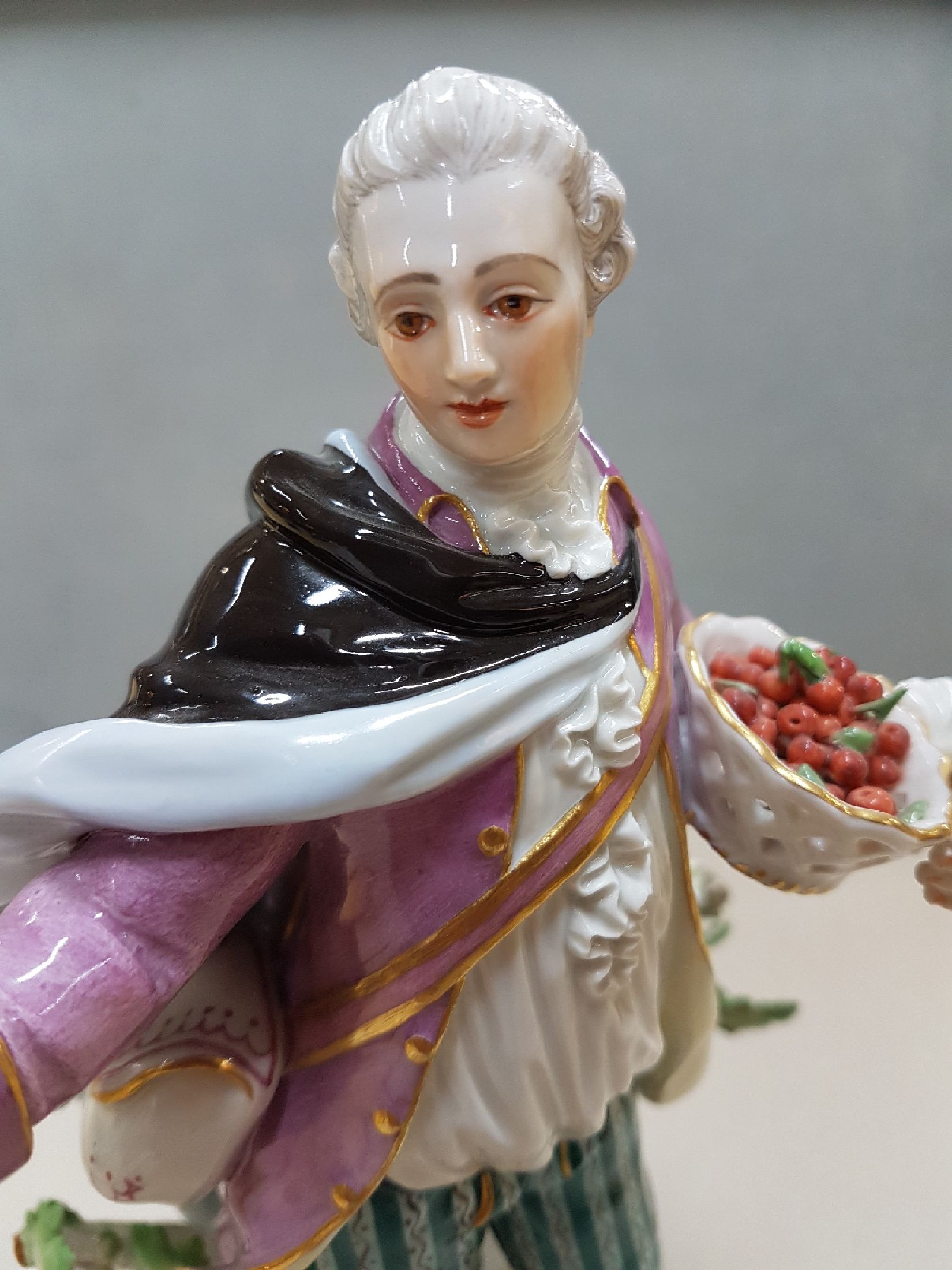 Detail f: Große Porzellanfigur, Meissen, 2. Hälfte 20. Jh., Schäfer mit Hund, Obstkorb und Tasche, Entwurf J.J. Kaendler, großer Schäfer mit Kirschen, auf ...