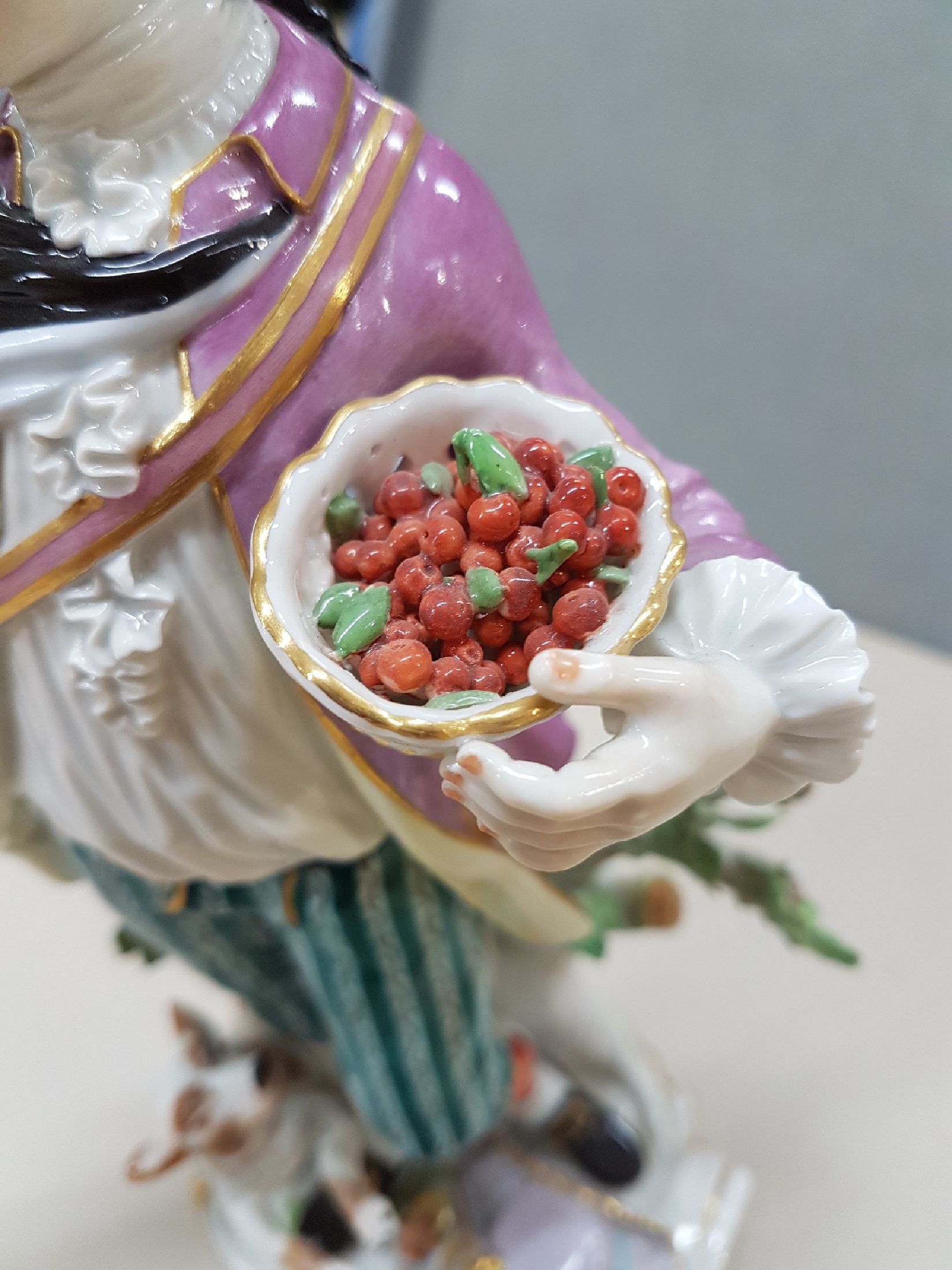 Detail g: Große Porzellanfigur, Meissen, 2. Hälfte 20. Jh., Schäfer mit Hund, Obstkorb und Tasche, Entwurf J.J. Kaendler, großer Schäfer mit Kirschen, auf ...