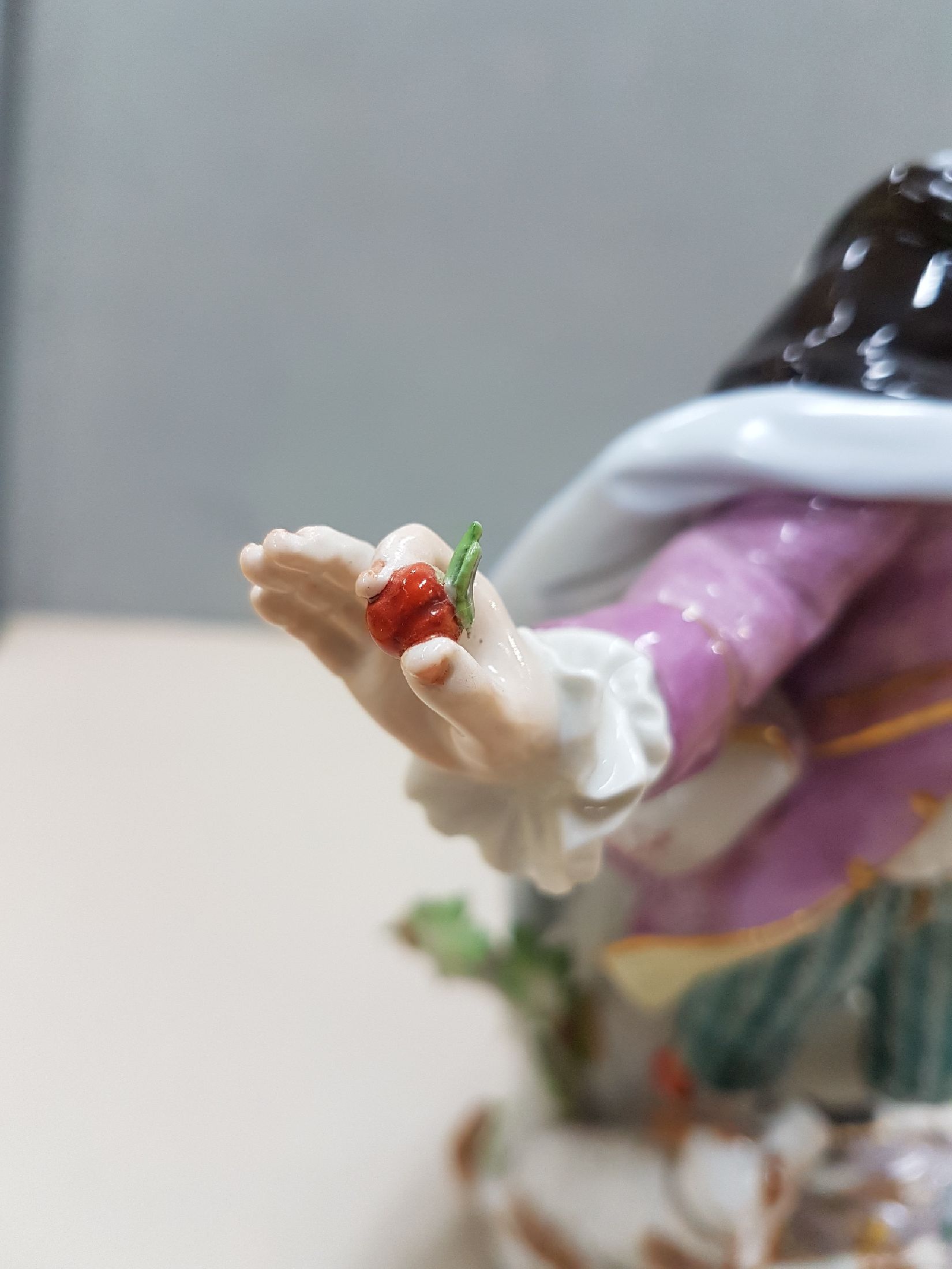 Detail h: Große Porzellanfigur, Meissen, 2. Hälfte 20. Jh., Schäfer mit Hund, Obstkorb und Tasche, Entwurf J.J. Kaendler, großer Schäfer mit Kirschen, auf ...