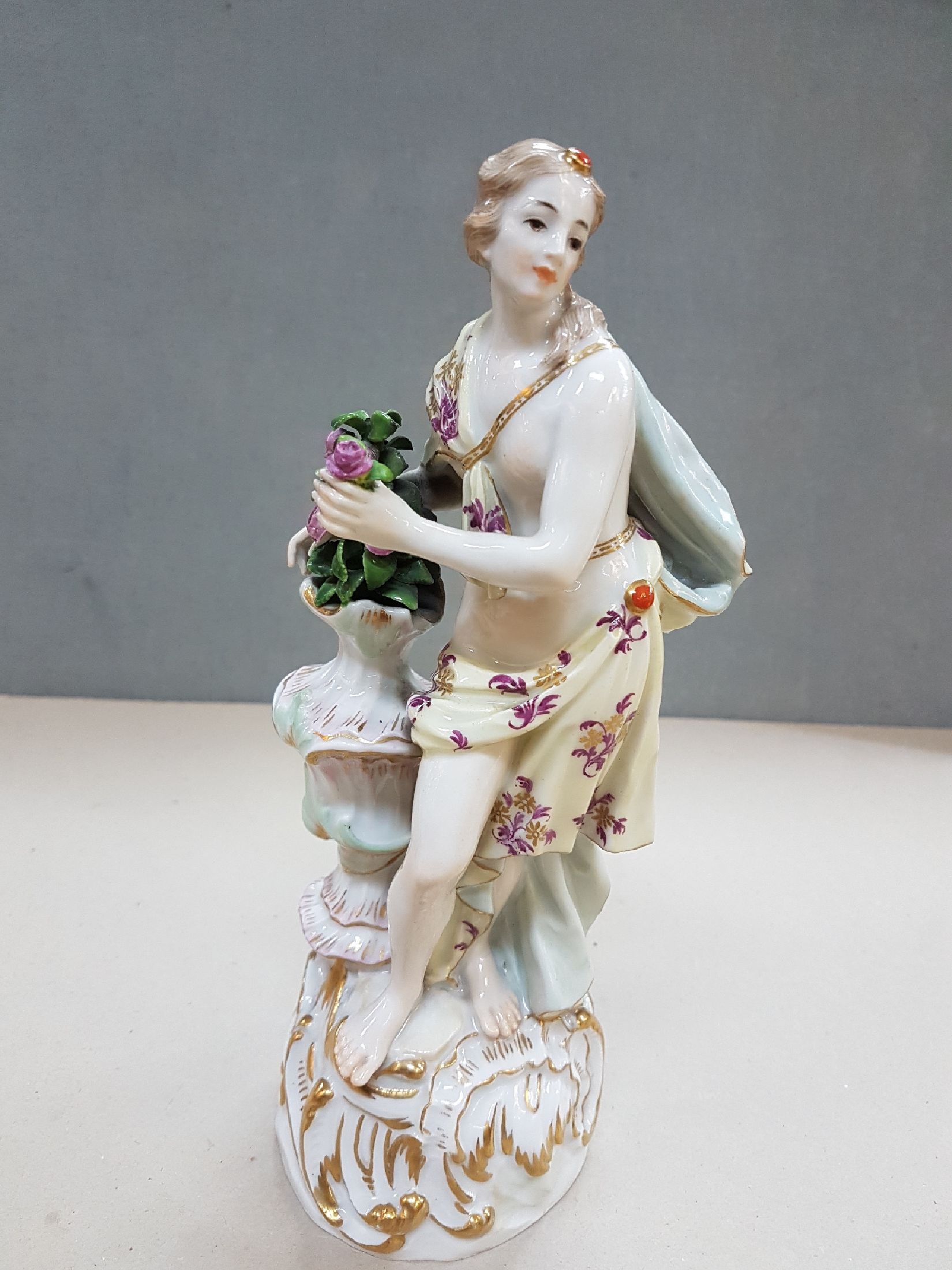 Detail a: Große Porzellanfigur, Meissen, um 1890/1900, Entwurf Friedrich Elias Meyer, Allegorie auf den Frühling, polychrom bemalt, Goldstaffage, Modellnr. ...