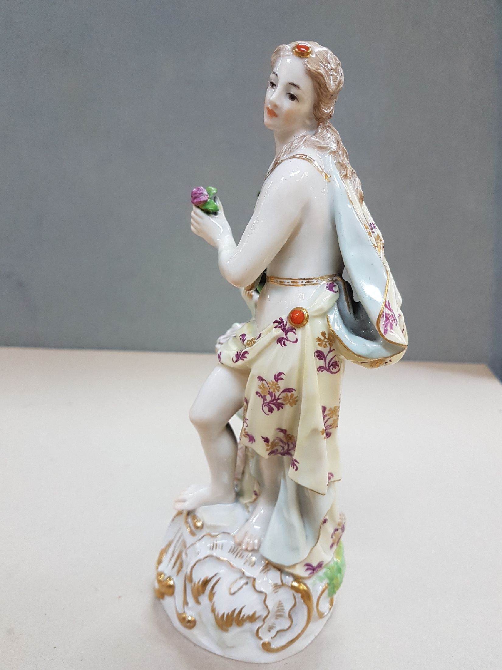 Detail b: Große Porzellanfigur, Meissen, um 1890/1900, Entwurf Friedrich Elias Meyer, Allegorie auf den Frühling, polychrom bemalt, Goldstaffage, Modellnr. ...