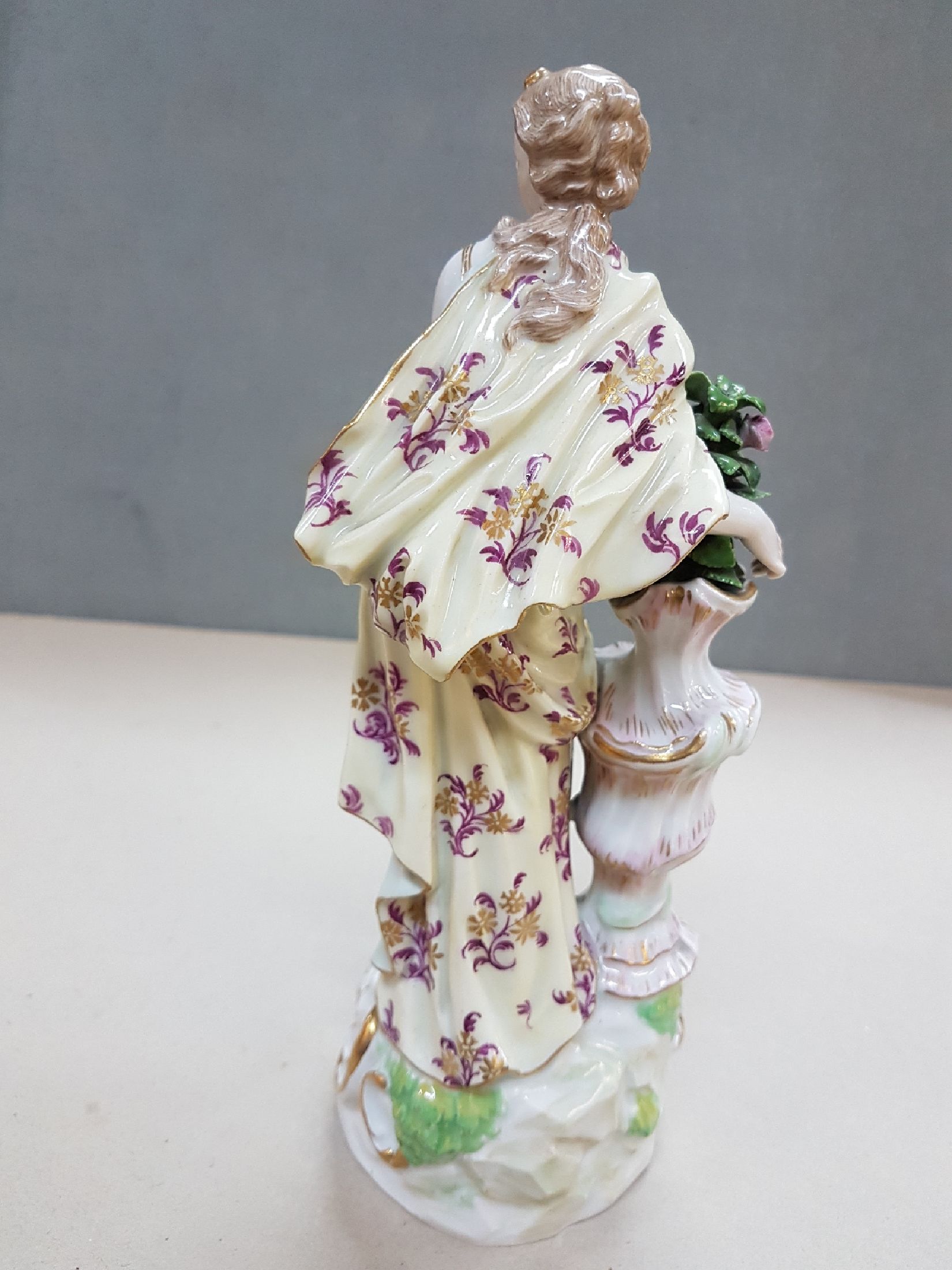 Detail c: Große Porzellanfigur, Meissen, um 1890/1900, Entwurf Friedrich Elias Meyer, Allegorie auf den Frühling, polychrom bemalt, Goldstaffage, Modellnr. ...