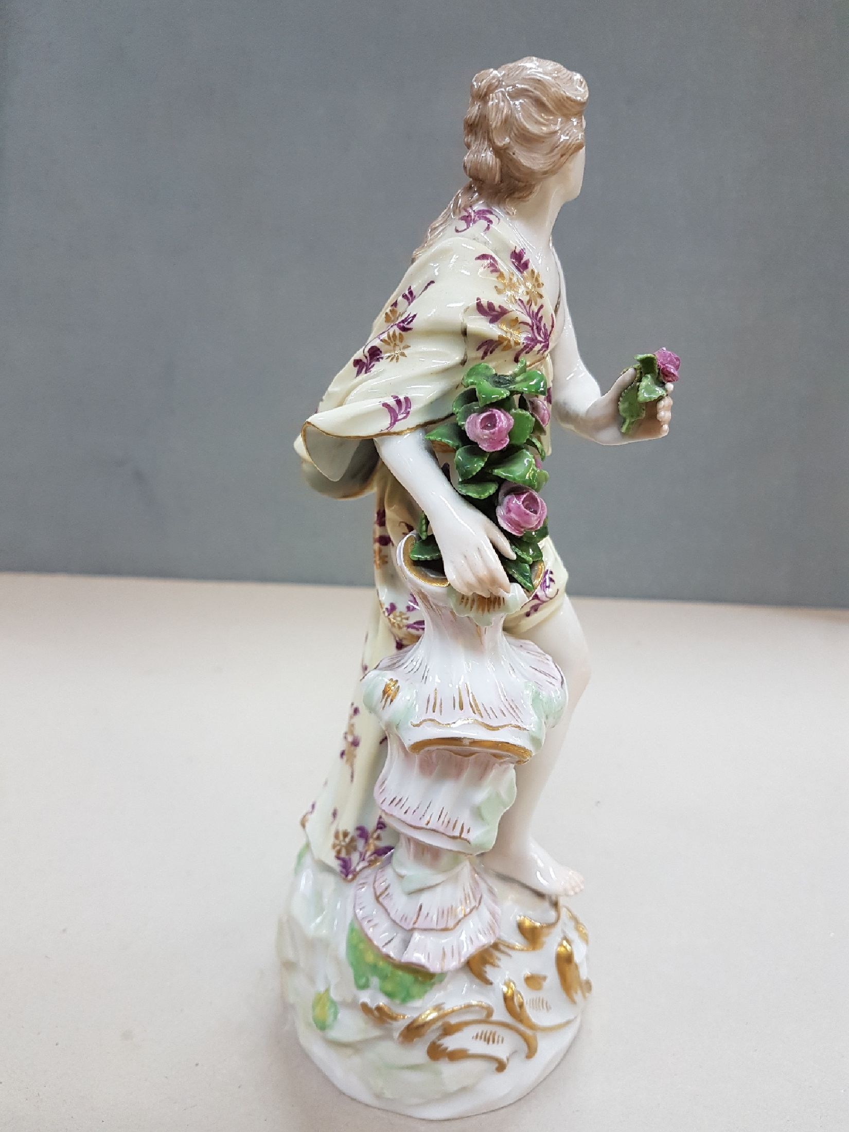 Detail d: Große Porzellanfigur, Meissen, um 1890/1900, Entwurf Friedrich Elias Meyer, Allegorie auf den Frühling, polychrom bemalt, Goldstaffage, Modellnr. ...