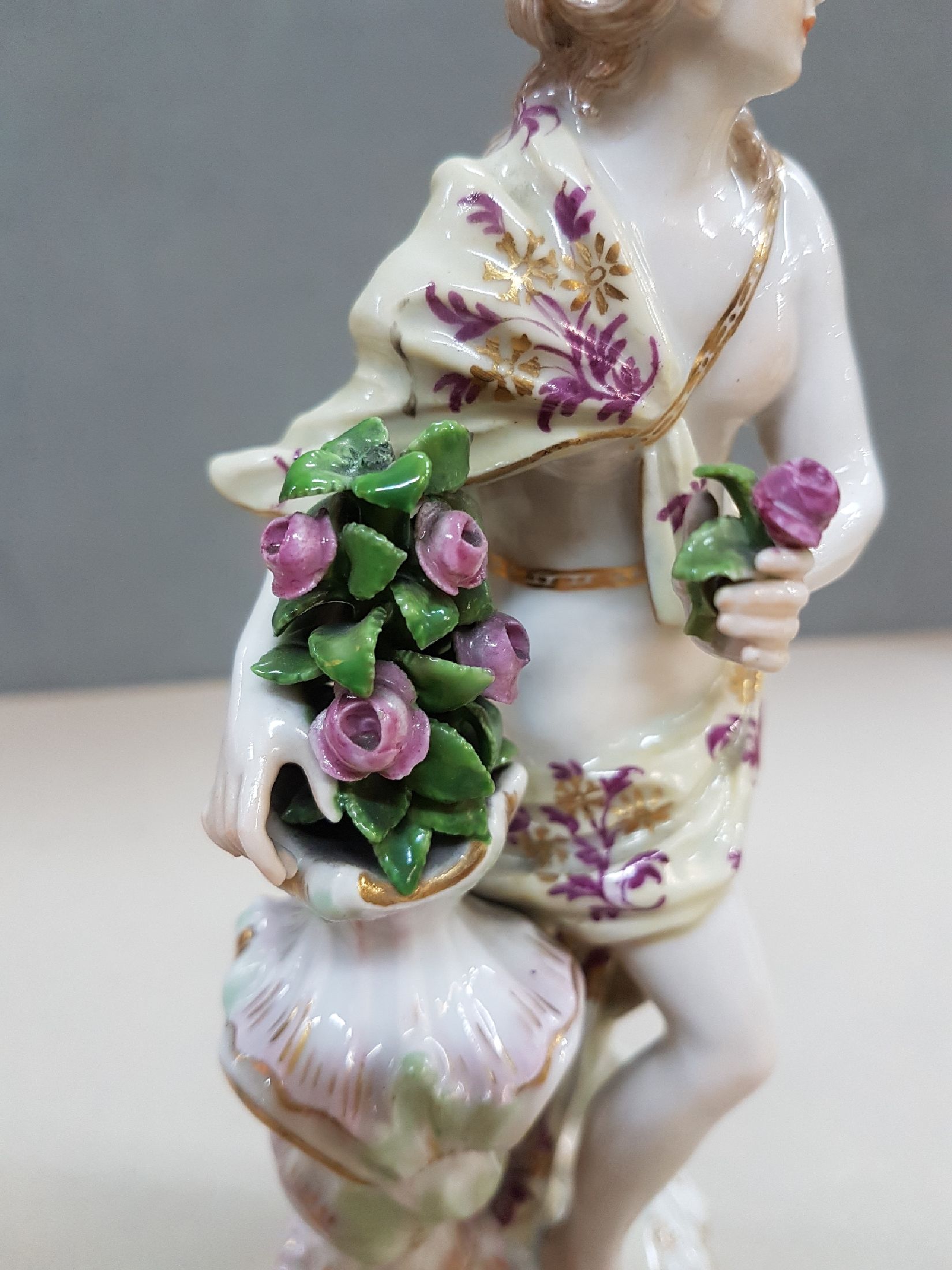 Detail e: Große Porzellanfigur, Meissen, um 1890/1900, Entwurf Friedrich Elias Meyer, Allegorie auf den Frühling, polychrom bemalt, Goldstaffage, Modellnr. ...