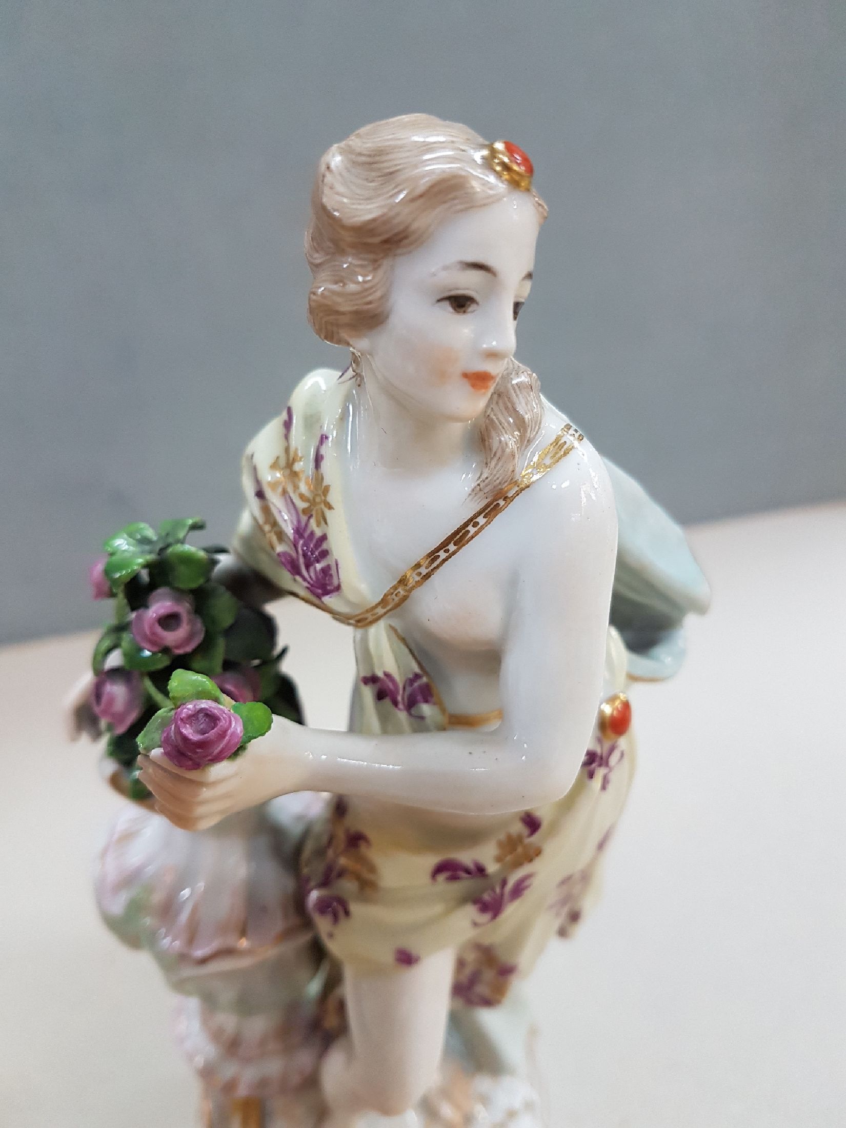 Detail f: Große Porzellanfigur, Meissen, um 1890/1900, Entwurf Friedrich Elias Meyer, Allegorie auf den Frühling, polychrom bemalt, Goldstaffage, Modellnr. ...