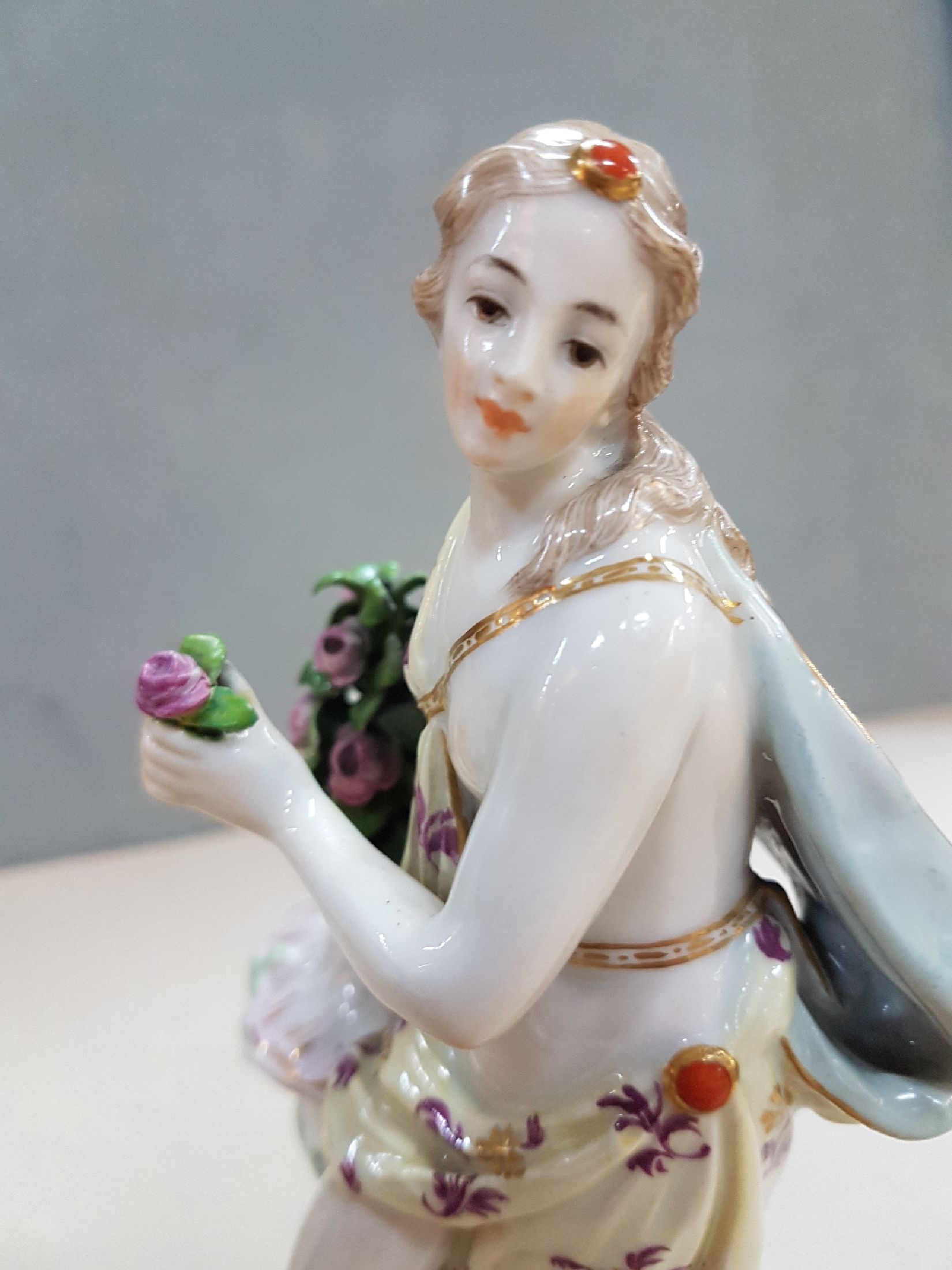 Detail g: Große Porzellanfigur, Meissen, um 1890/1900, Entwurf Friedrich Elias Meyer, Allegorie auf den Frühling, polychrom bemalt, Goldstaffage, Modellnr. ...