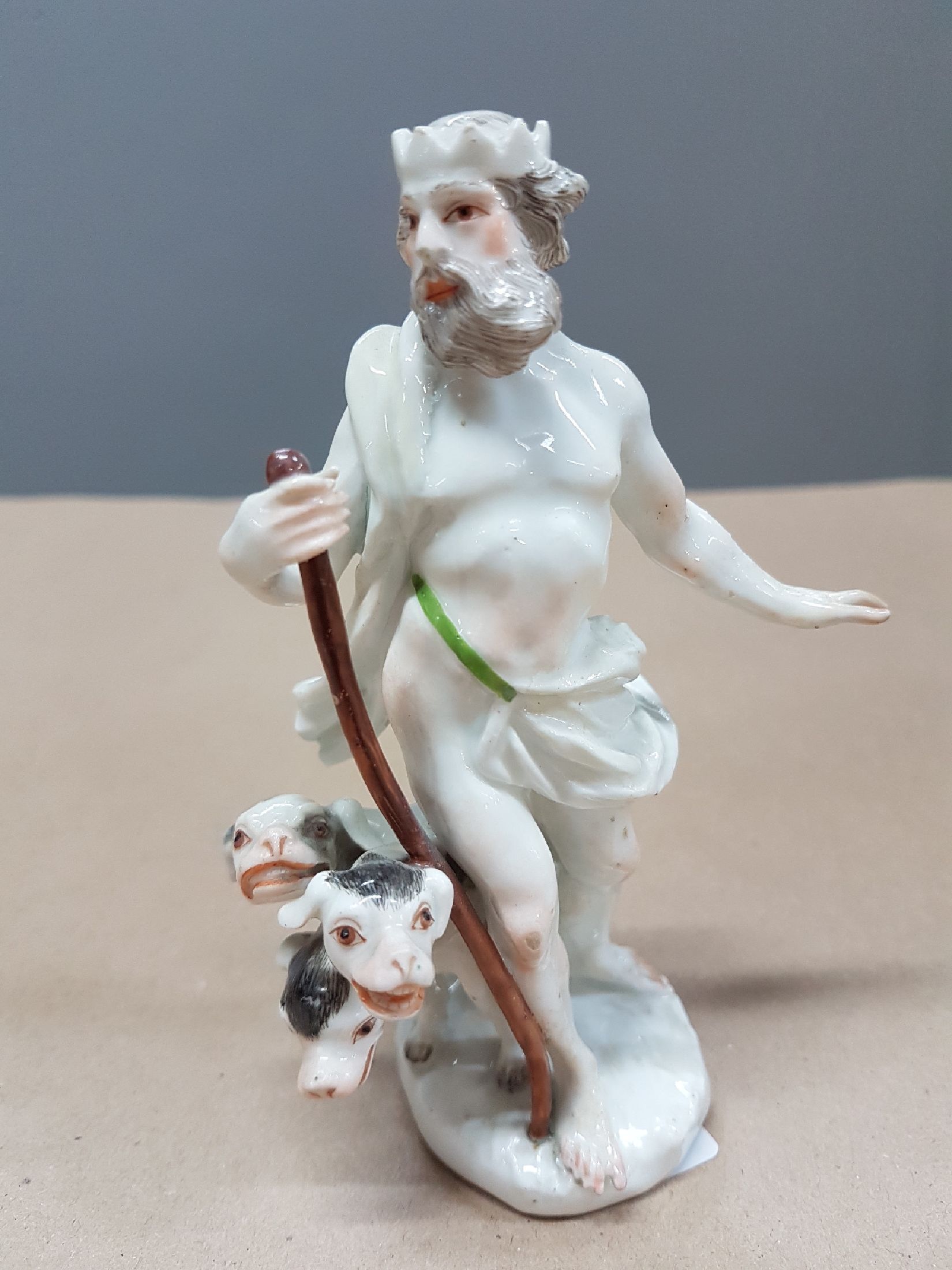 Detail a: Porzellanfigur, Meissen, um 1755/60, Pluto mit Cerberus, Entwurf Johann Joachim Kaendler um 1753, Gott der Totenwelt mit den drei Höllenhunden, ...