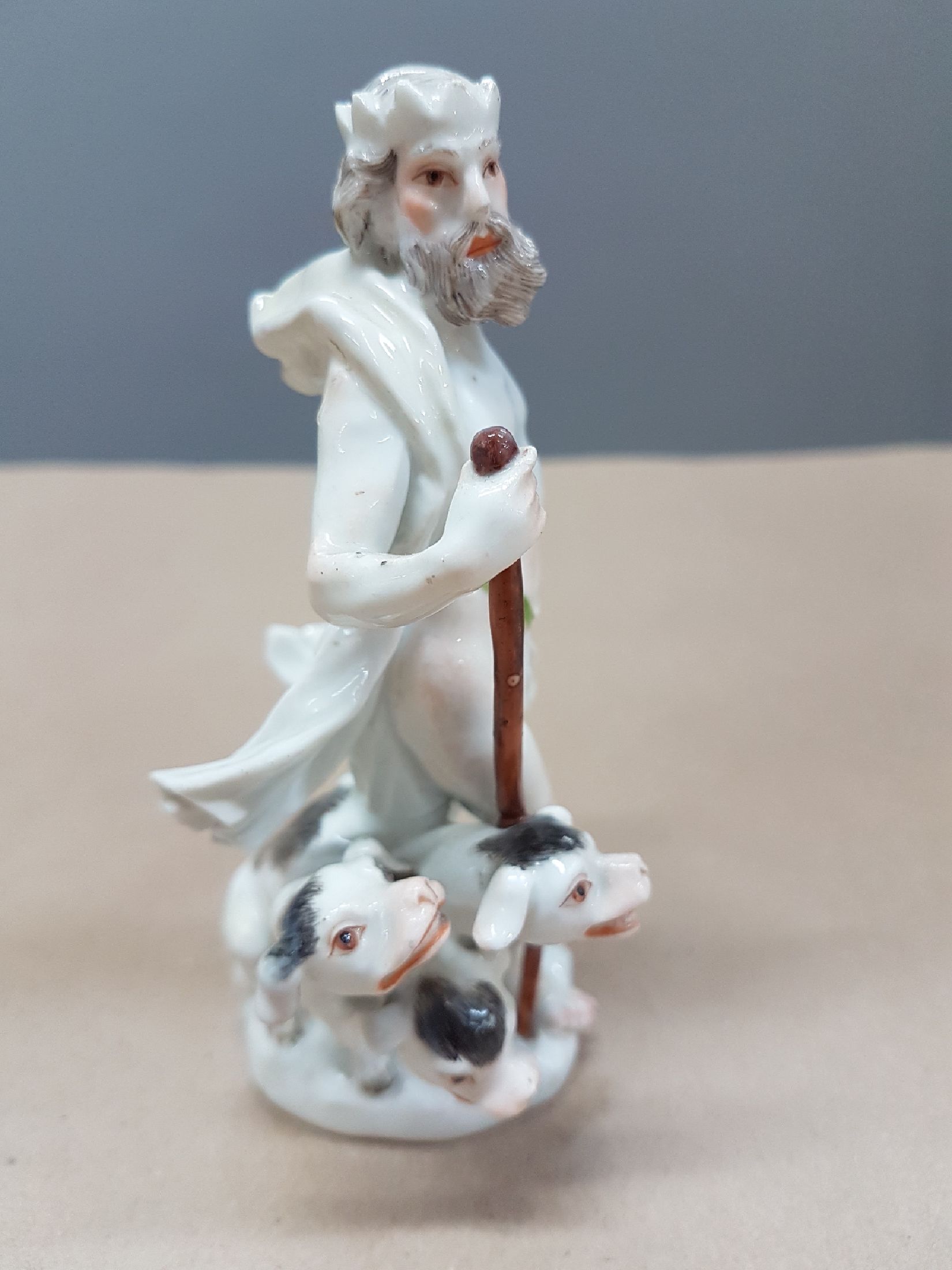 Detail b: Porzellanfigur, Meissen, um 1755/60, Pluto mit Cerberus, Entwurf Johann Joachim Kaendler um 1753, Gott der Totenwelt mit den drei Höllenhunden, ...