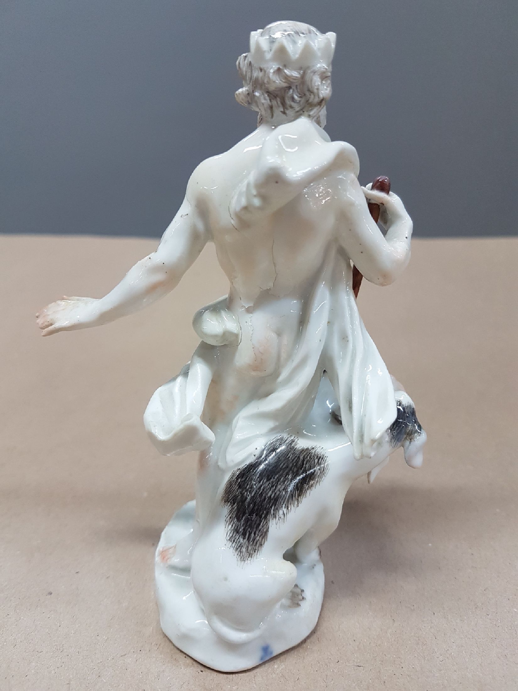 Detail c: Porzellanfigur, Meissen, um 1755/60, Pluto mit Cerberus, Entwurf Johann Joachim Kaendler um 1753, Gott der Totenwelt mit den drei Höllenhunden, ...