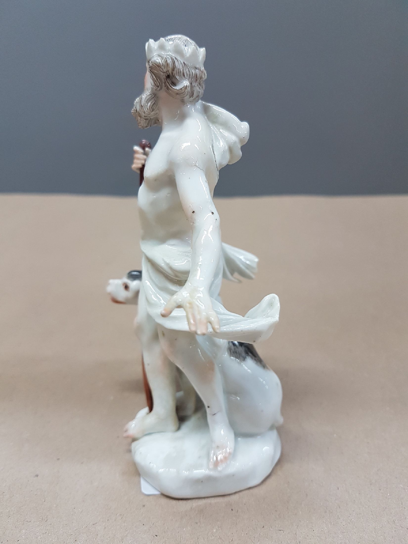 Detail d: Porzellanfigur, Meissen, um 1755/60, Pluto mit Cerberus, Entwurf Johann Joachim Kaendler um 1753, Gott der Totenwelt mit den drei Höllenhunden, ...