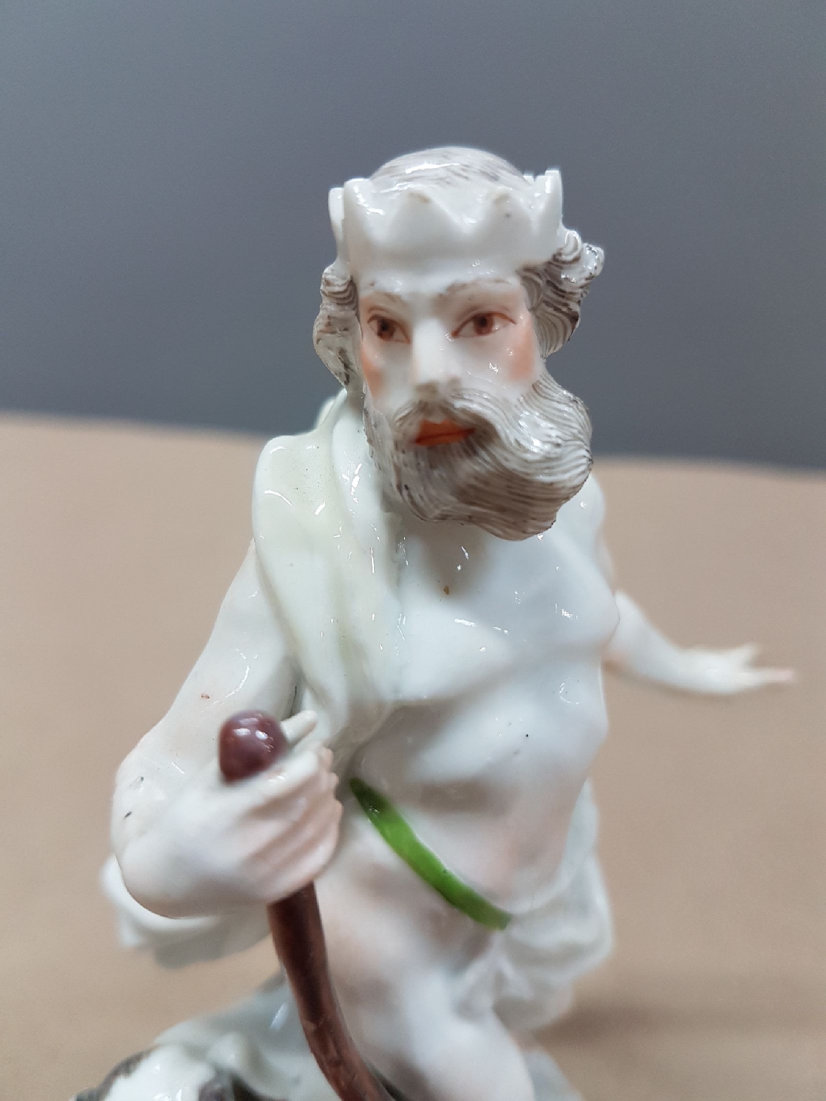Detail e: Porzellanfigur, Meissen, um 1755/60, Pluto mit Cerberus, Entwurf Johann Joachim Kaendler um 1753, Gott der Totenwelt mit den drei Höllenhunden, ...