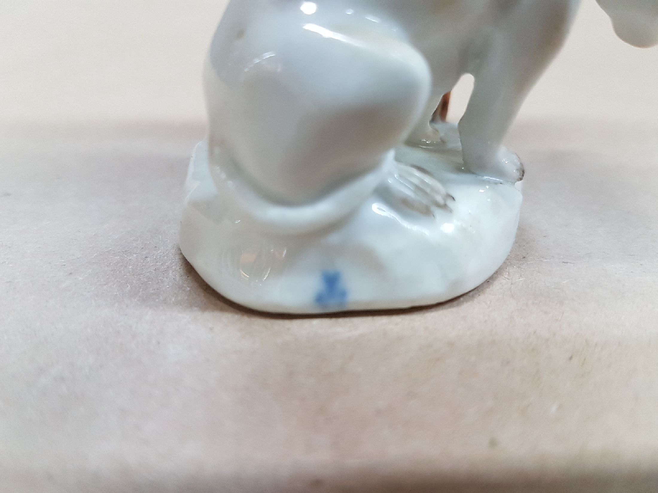 Detail f: Porzellanfigur, Meissen, um 1755/60, Pluto mit Cerberus, Entwurf Johann Joachim Kaendler um 1753, Gott der Totenwelt mit den drei Höllenhunden, ...