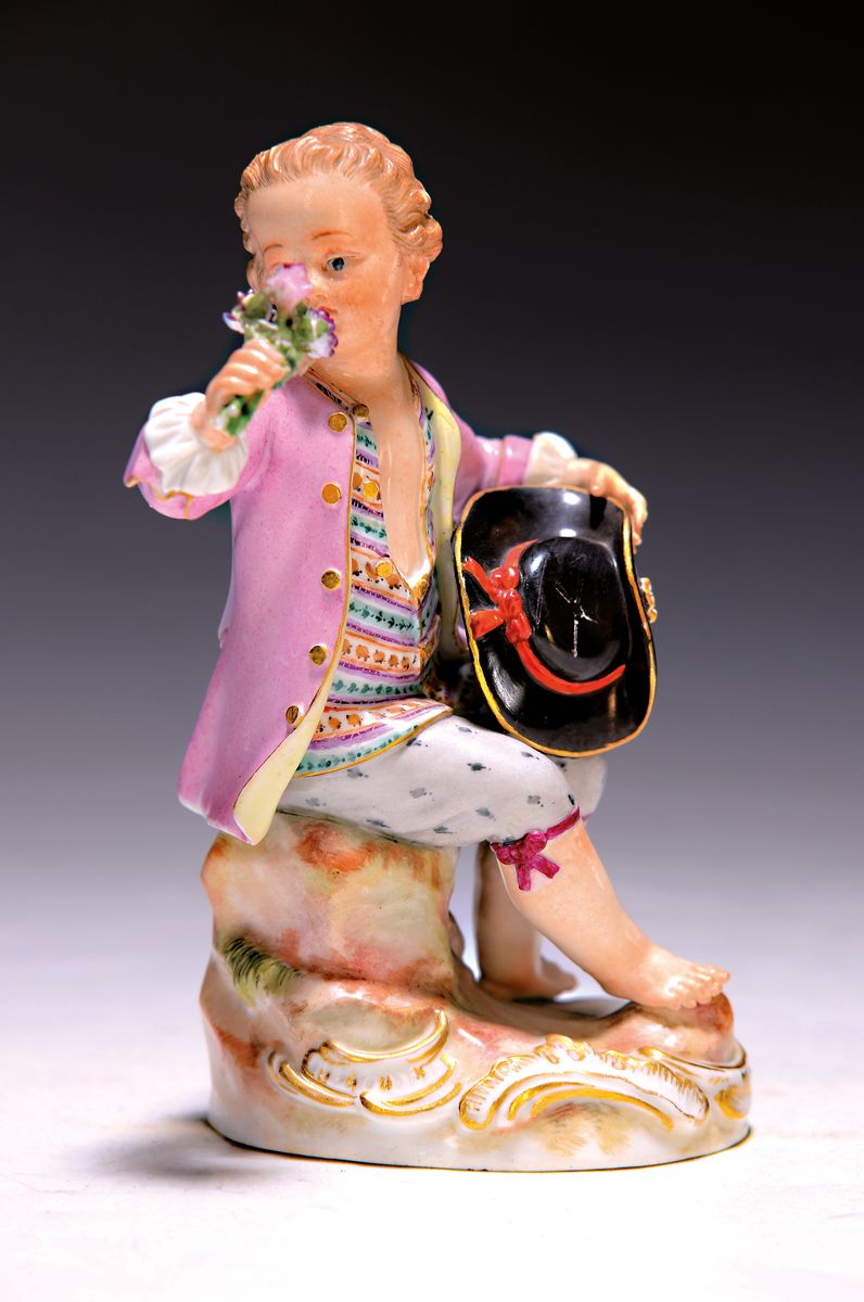 Porzellanfigur, Meissen, um 1900, sitzender Knabe mit Rosenstrauß, polychrome Bemalung, Goldstaffage, an den Blüten und Blättern best., H. ca. 12 ...