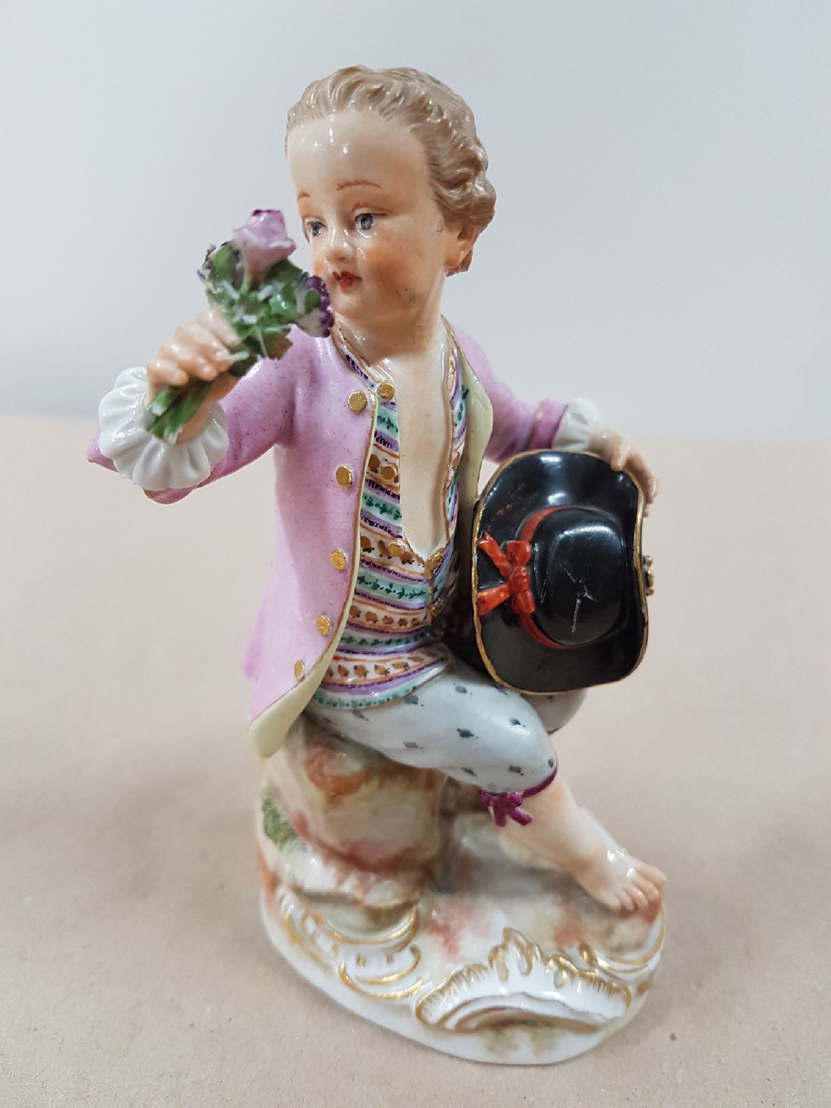 Detail a: Porzellanfigur, Meissen, um 1900, sitzender Knabe mit Rosenstrauß, polychrome Bemalung, Goldstaffage, an den Blüten und Blättern best., H. ca. 12 ...