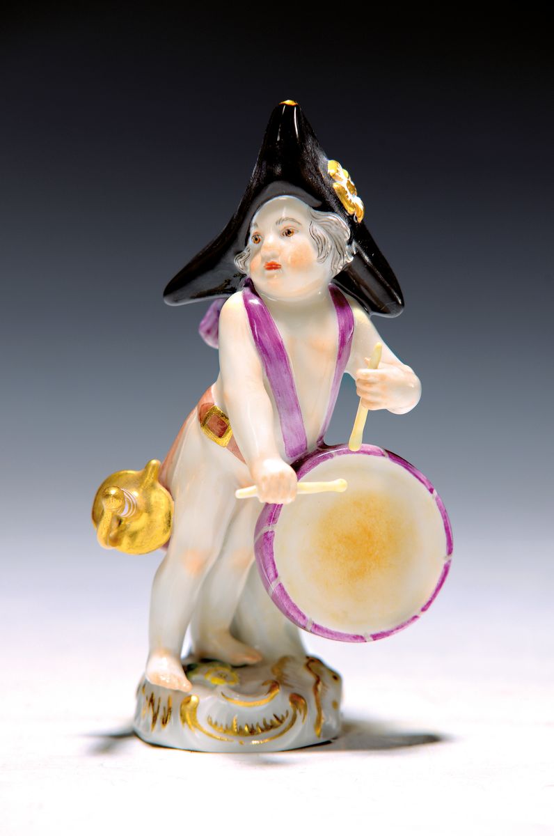 Porzellanfigur, Meissen, 20. Jh., verkleidete Amorette, trommelnder Soldat, polychrom bemalt, Goldstaffage, am Schwert l. rest., H. ca. 6.5 cm