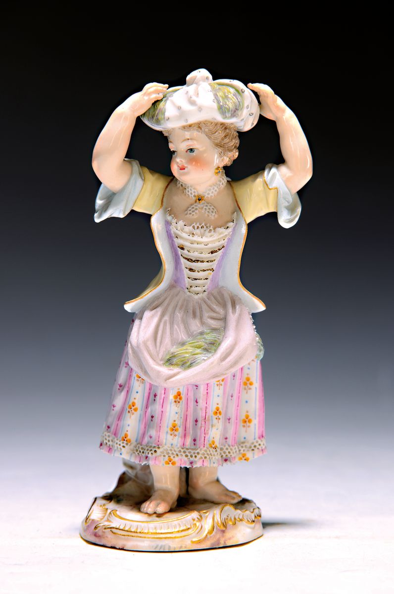 Porzellanfigur, Meissen, um 1880/90, Marketenderin, polychrome Bemalung, aufwendige Kleidung mit feinen Spitzen, Goldstaffage, min. an den Spitzen ...
