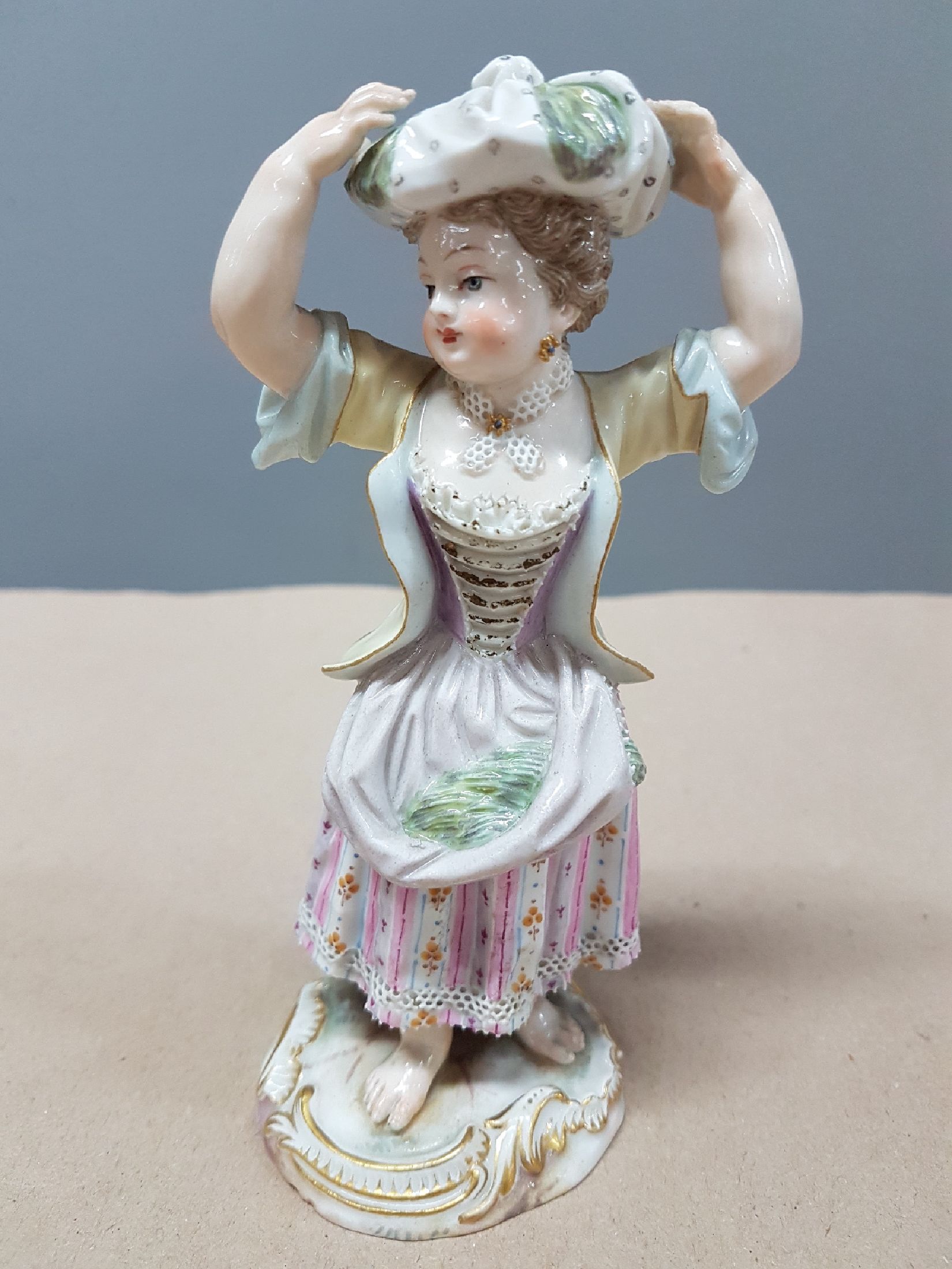 Detail a: Porzellanfigur, Meissen, um 1880/90, Marketenderin, polychrome Bemalung, aufwendige Kleidung mit feinen Spitzen, Goldstaffage, min. an den Spitzen ...