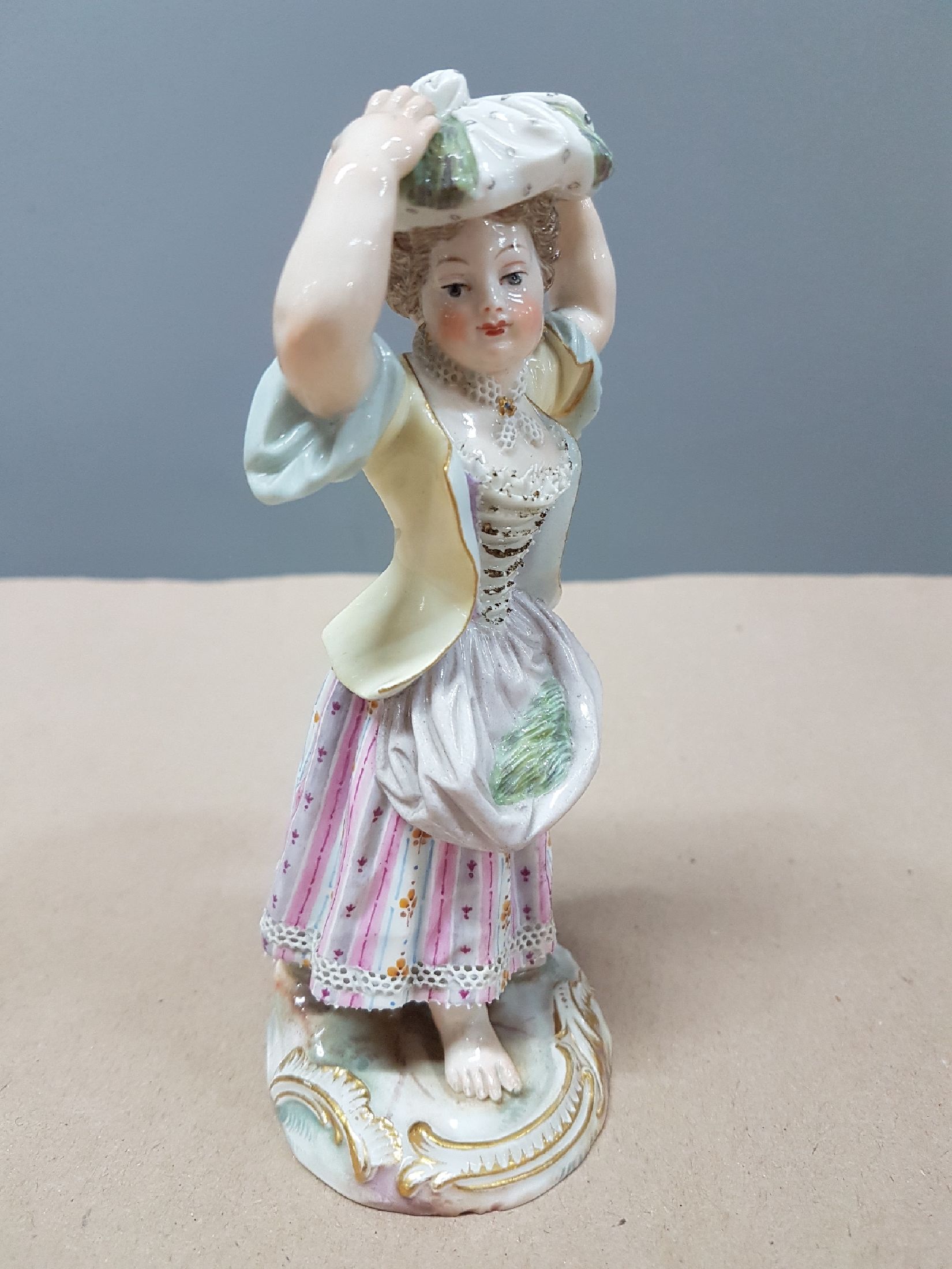 Detail b: Porzellanfigur, Meissen, um 1880/90, Marketenderin, polychrome Bemalung, aufwendige Kleidung mit feinen Spitzen, Goldstaffage, min. an den Spitzen ...