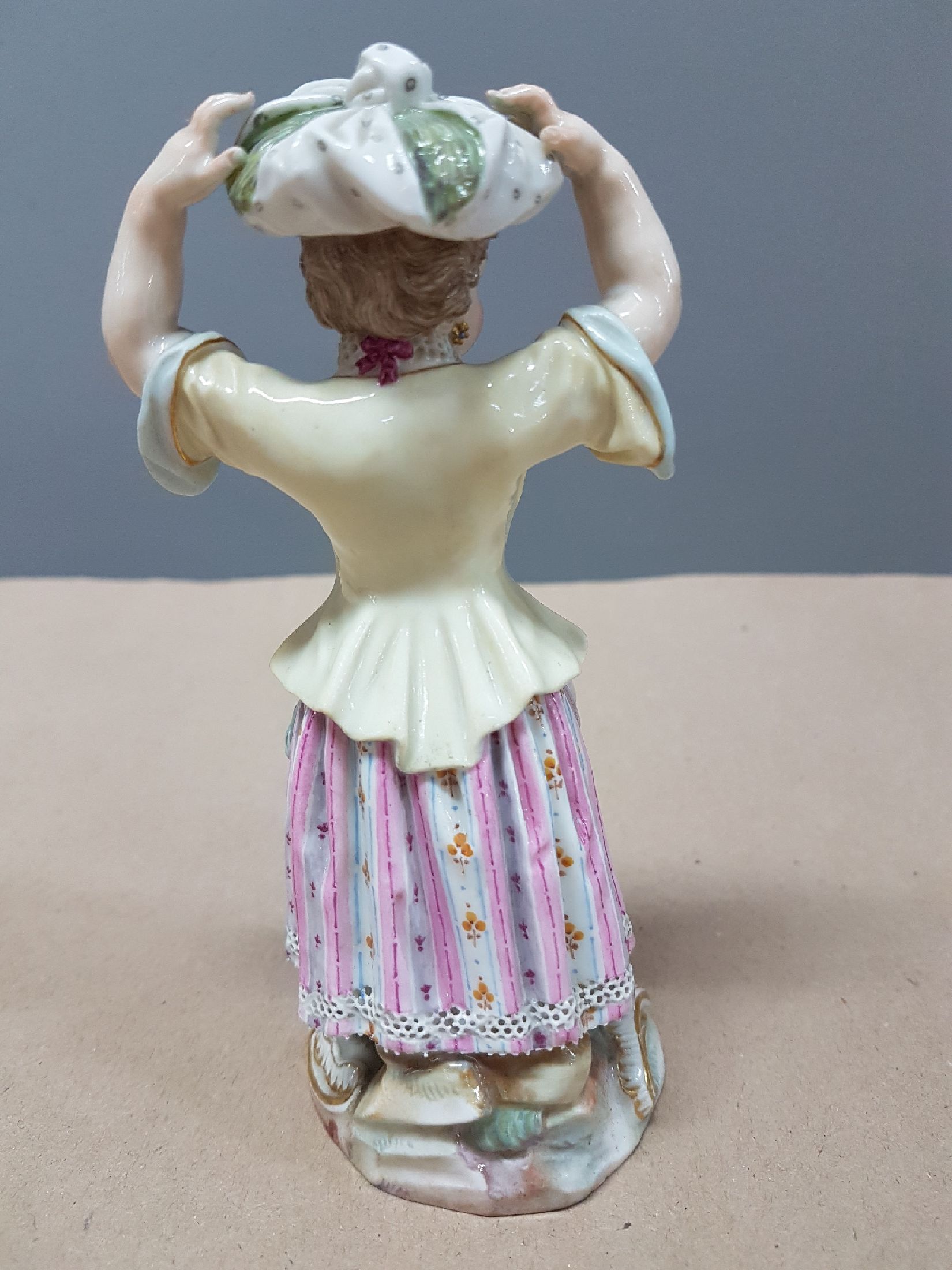 Detail c: Porzellanfigur, Meissen, um 1880/90, Marketenderin, polychrome Bemalung, aufwendige Kleidung mit feinen Spitzen, Goldstaffage, min. an den Spitzen ...