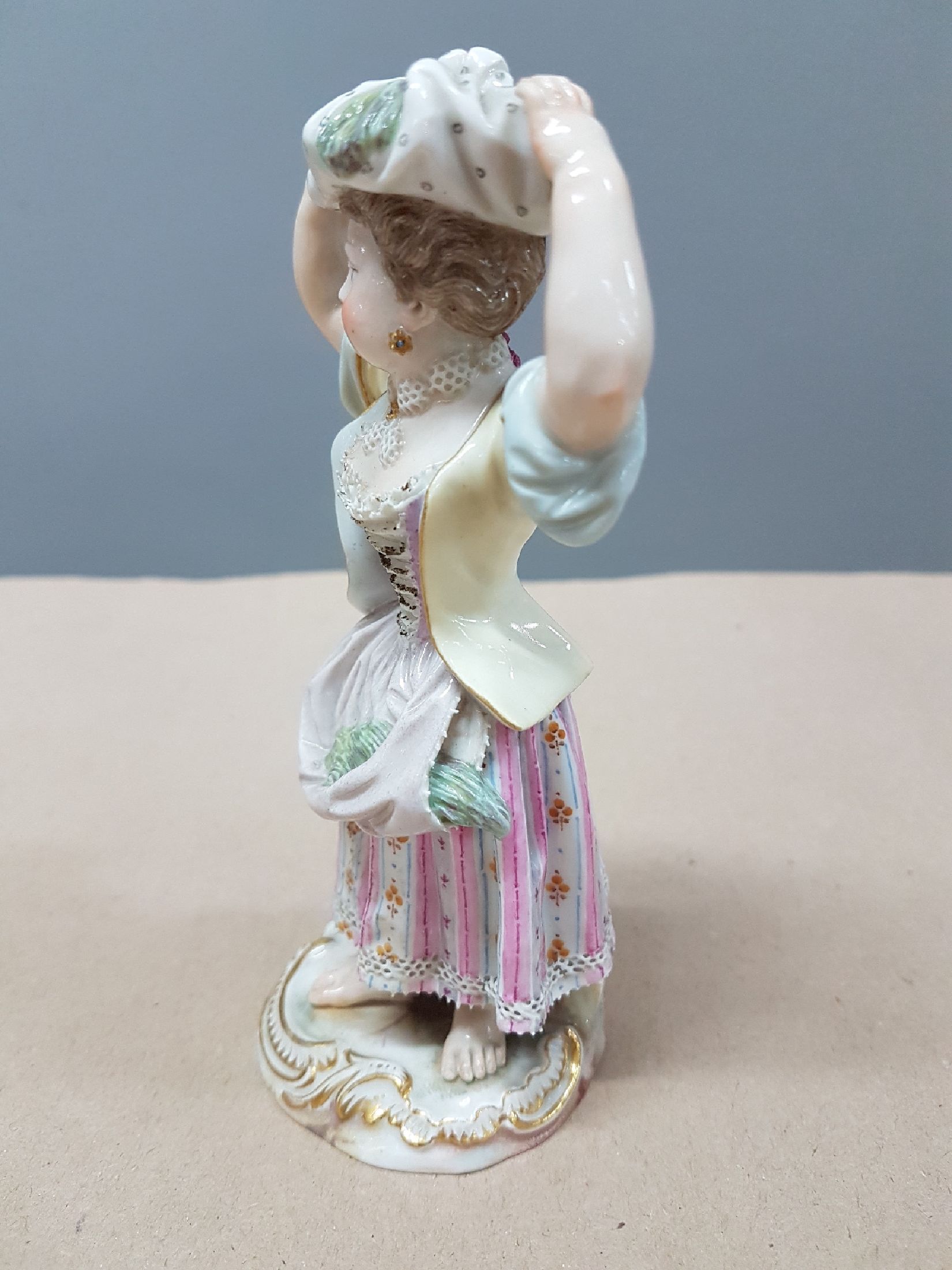 Detail d: Porzellanfigur, Meissen, um 1880/90, Marketenderin, polychrome Bemalung, aufwendige Kleidung mit feinen Spitzen, Goldstaffage, min. an den Spitzen ...