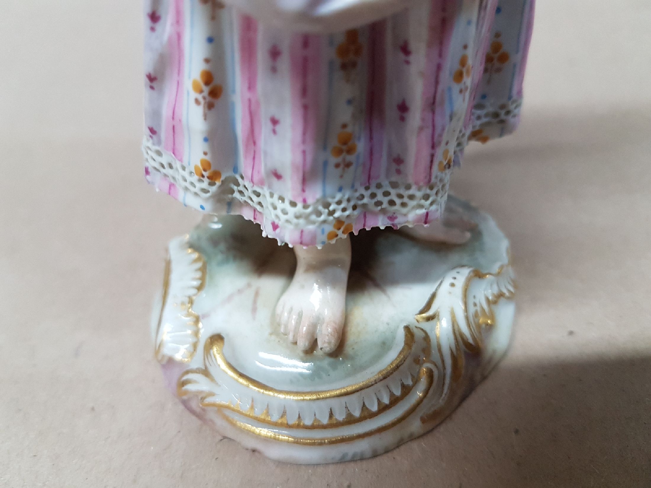 Detail e: Porzellanfigur, Meissen, um 1880/90, Marketenderin, polychrome Bemalung, aufwendige Kleidung mit feinen Spitzen, Goldstaffage, min. an den Spitzen ...